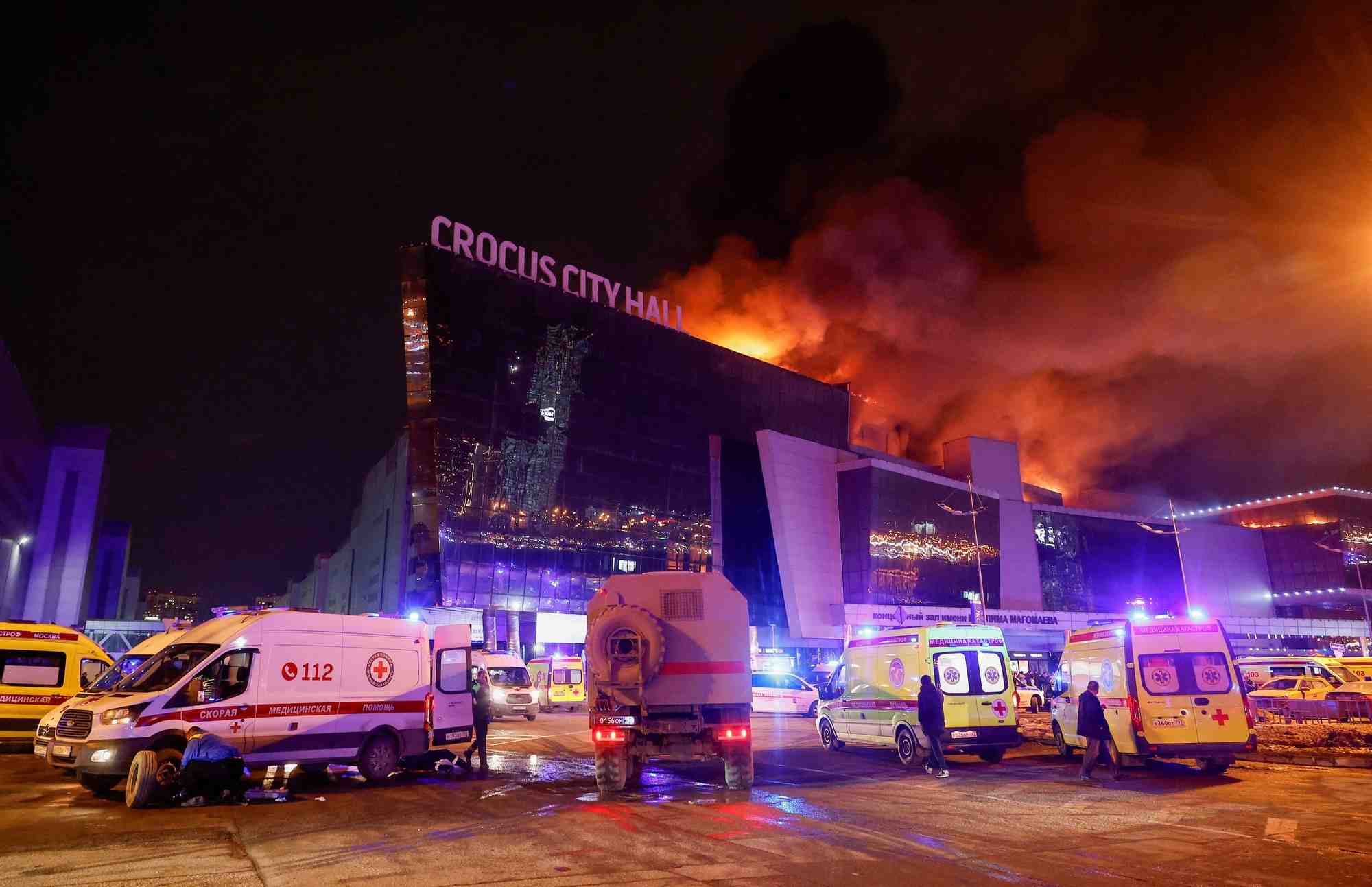 La salle de concert crocus city hall en feu a la suite d'une fusillade, moscou