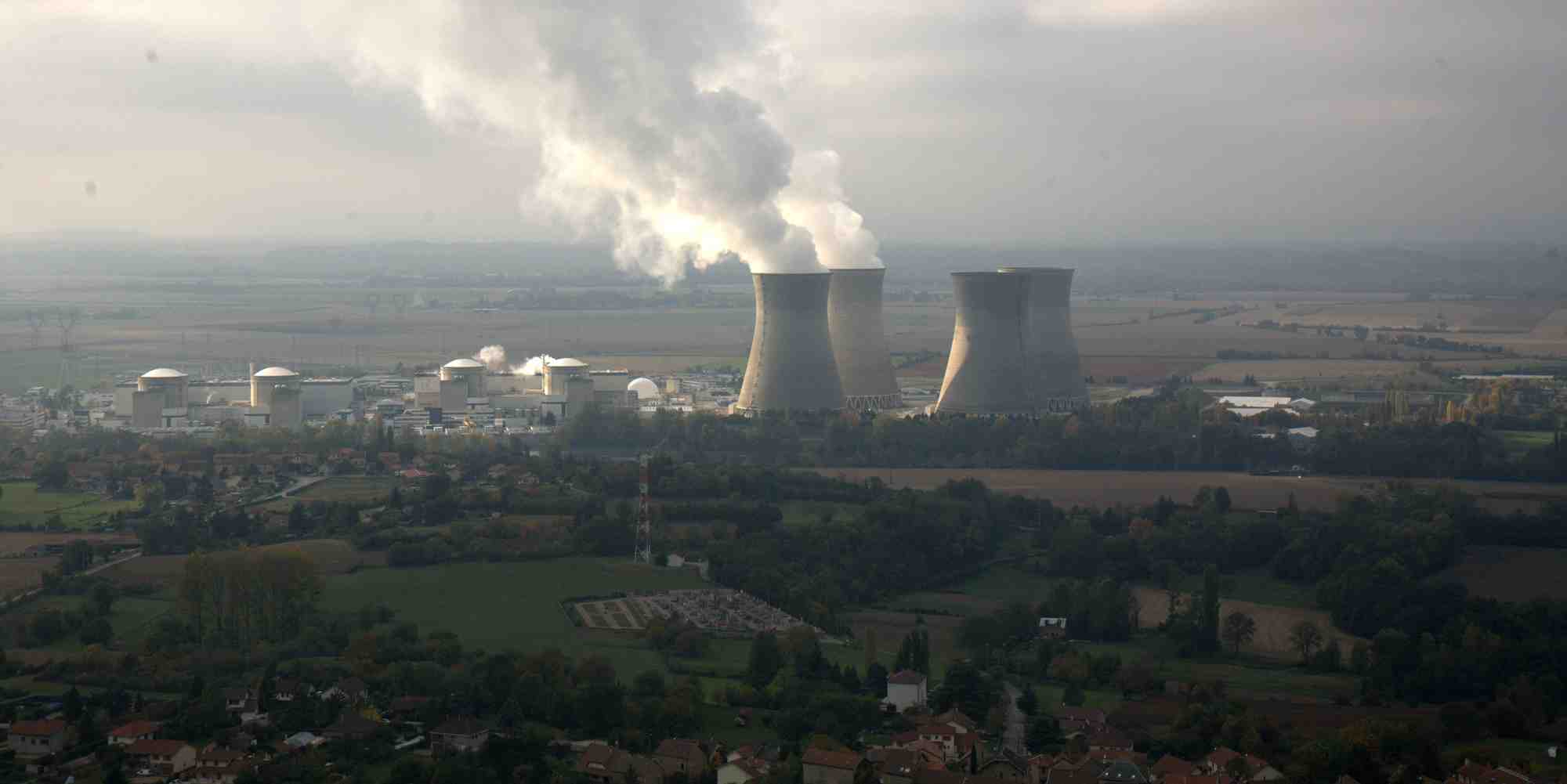 La centrale nucléaire de Bugey, à proximité de laquelle pourrait se trouver la troisième paire de réacteurs EPR2, se situe au bord du Rhône, sur la rive du département de l'Ain. Face à elle, se trouve le département de l'Isère.