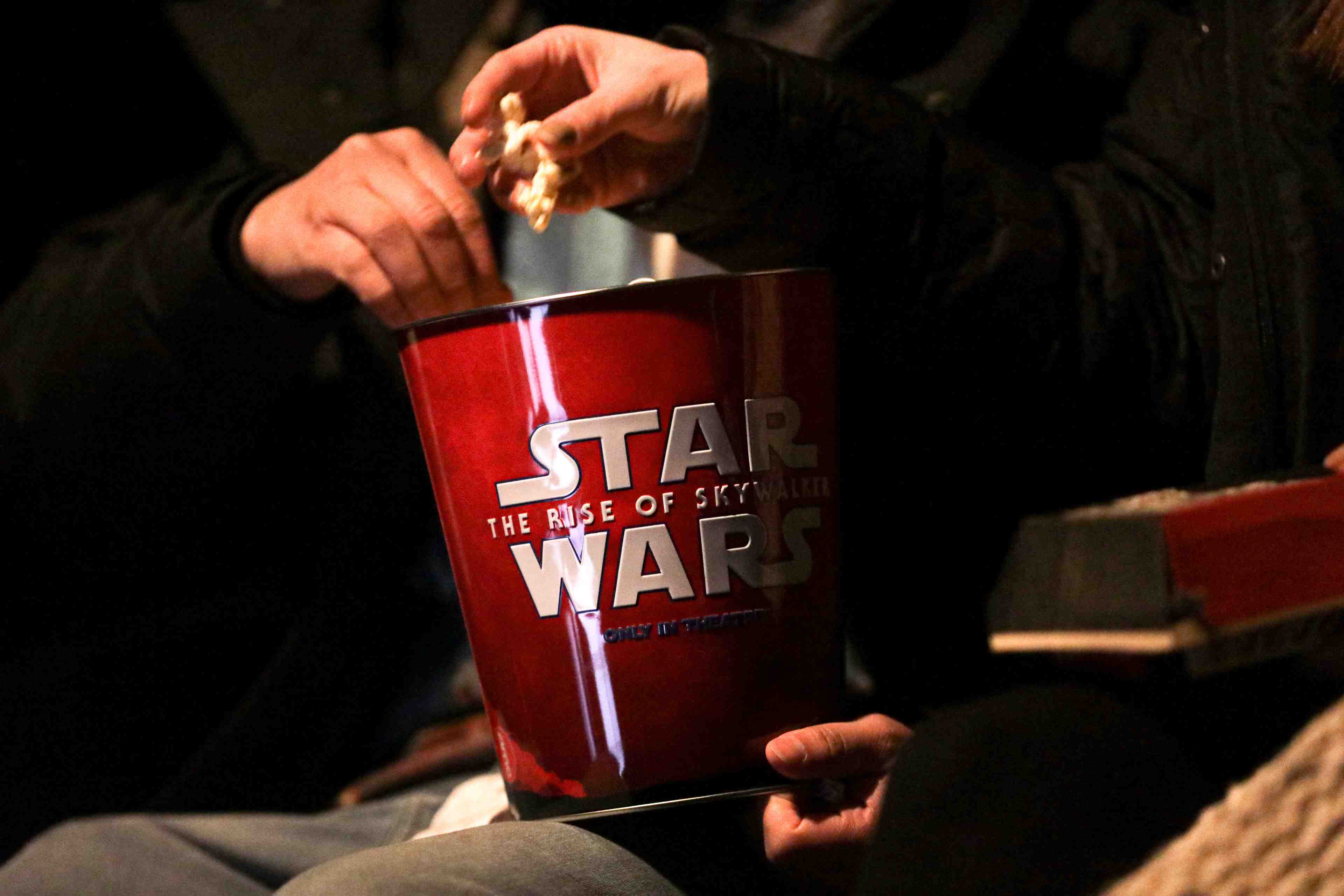 Un baiser lesbien dans le dernier star wars coupe au montage a singapour