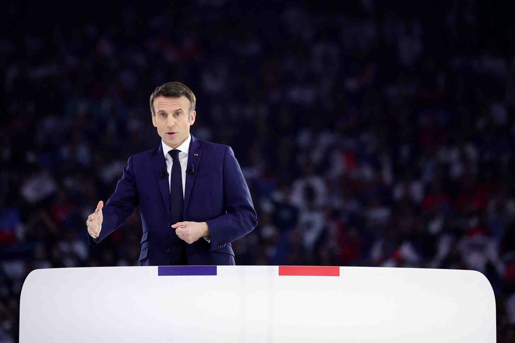 En meeting, macron vante un projet "de justice" et attaque les extremes