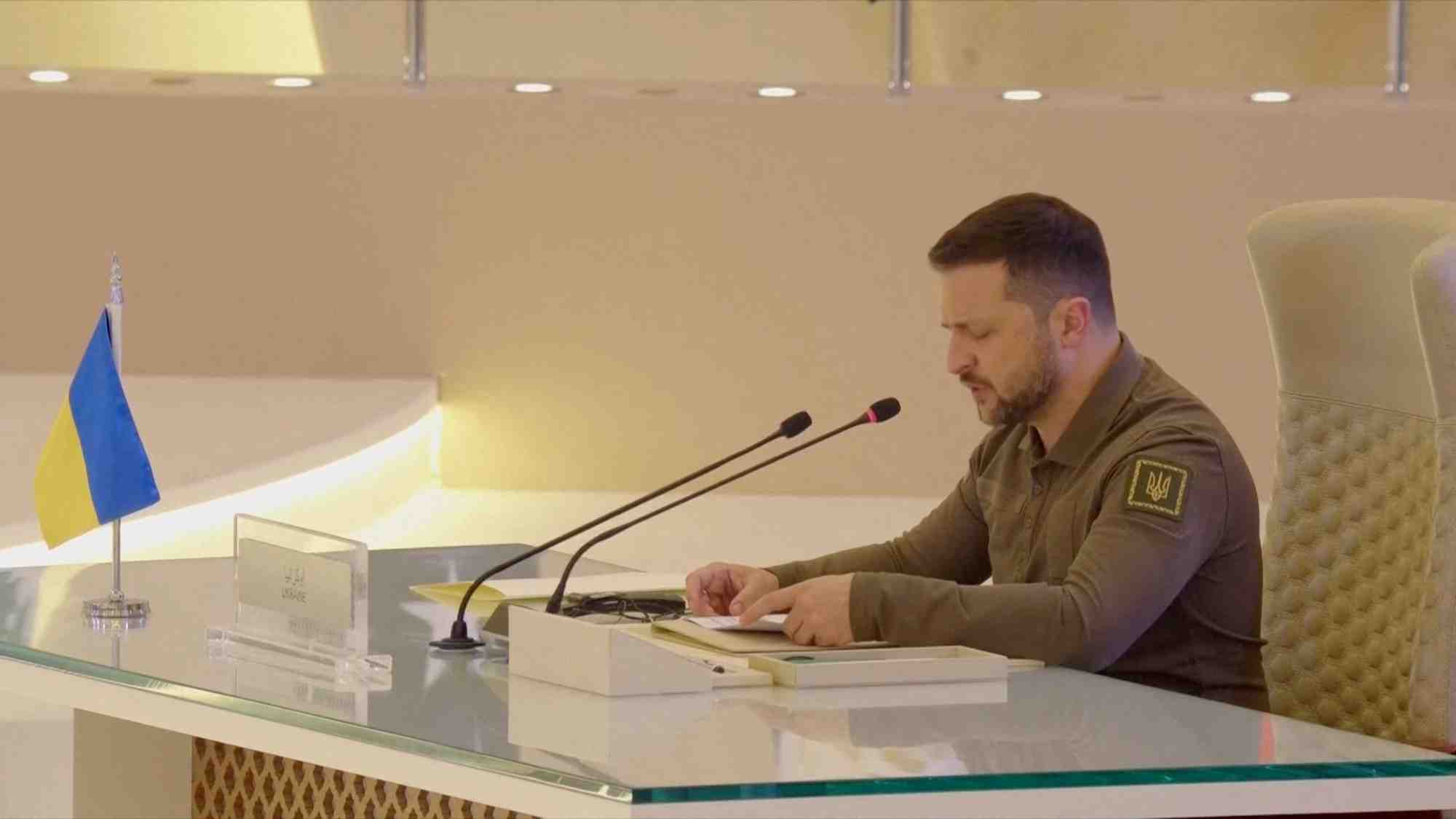 Photo du president ukrainien volodimir zelensky lors d'un sommet a djeddah, en arabie saoudite