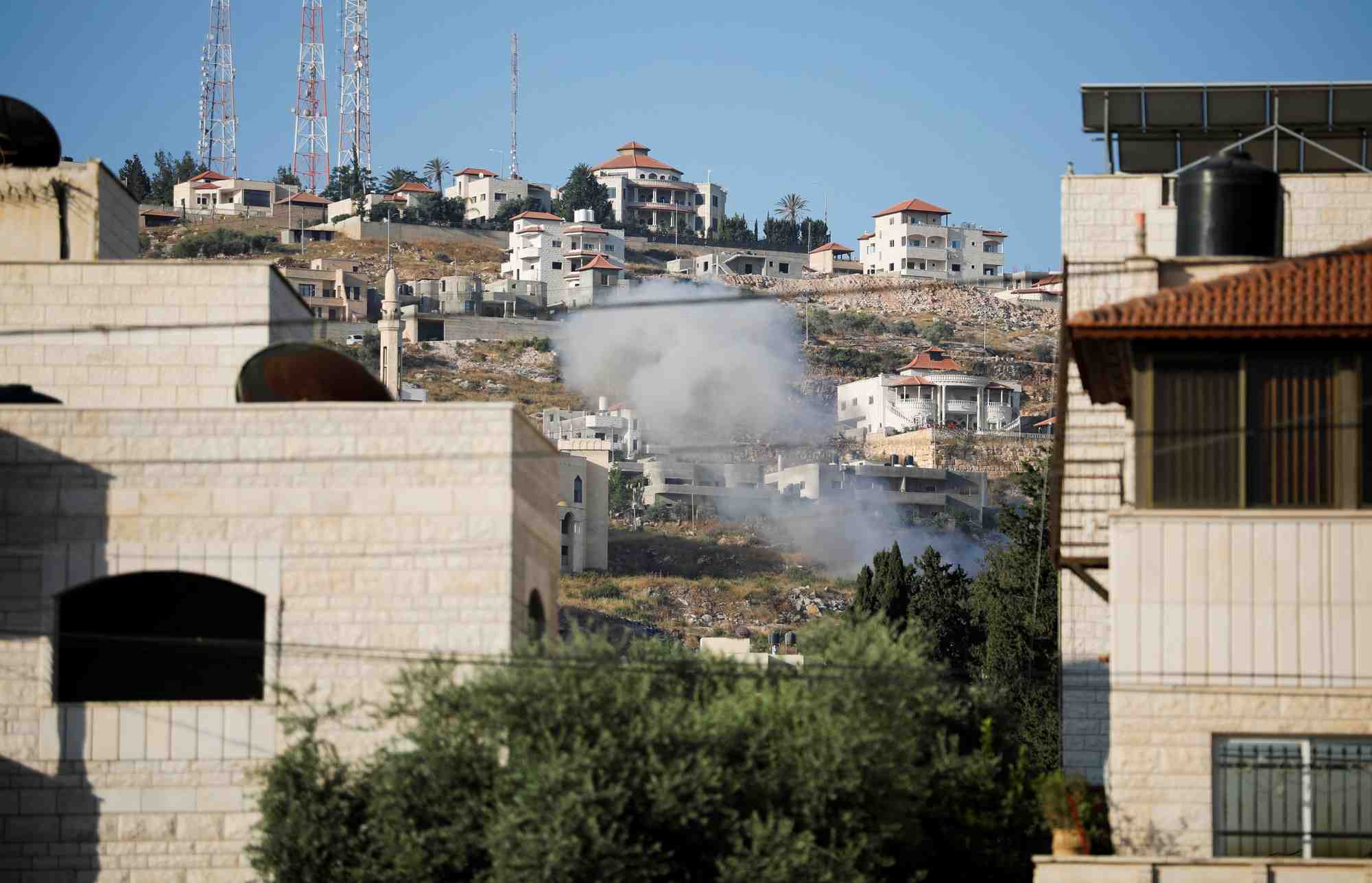 Des palestiniens affrontent les troupes israeliennes lors d'un raid israelien a jenine