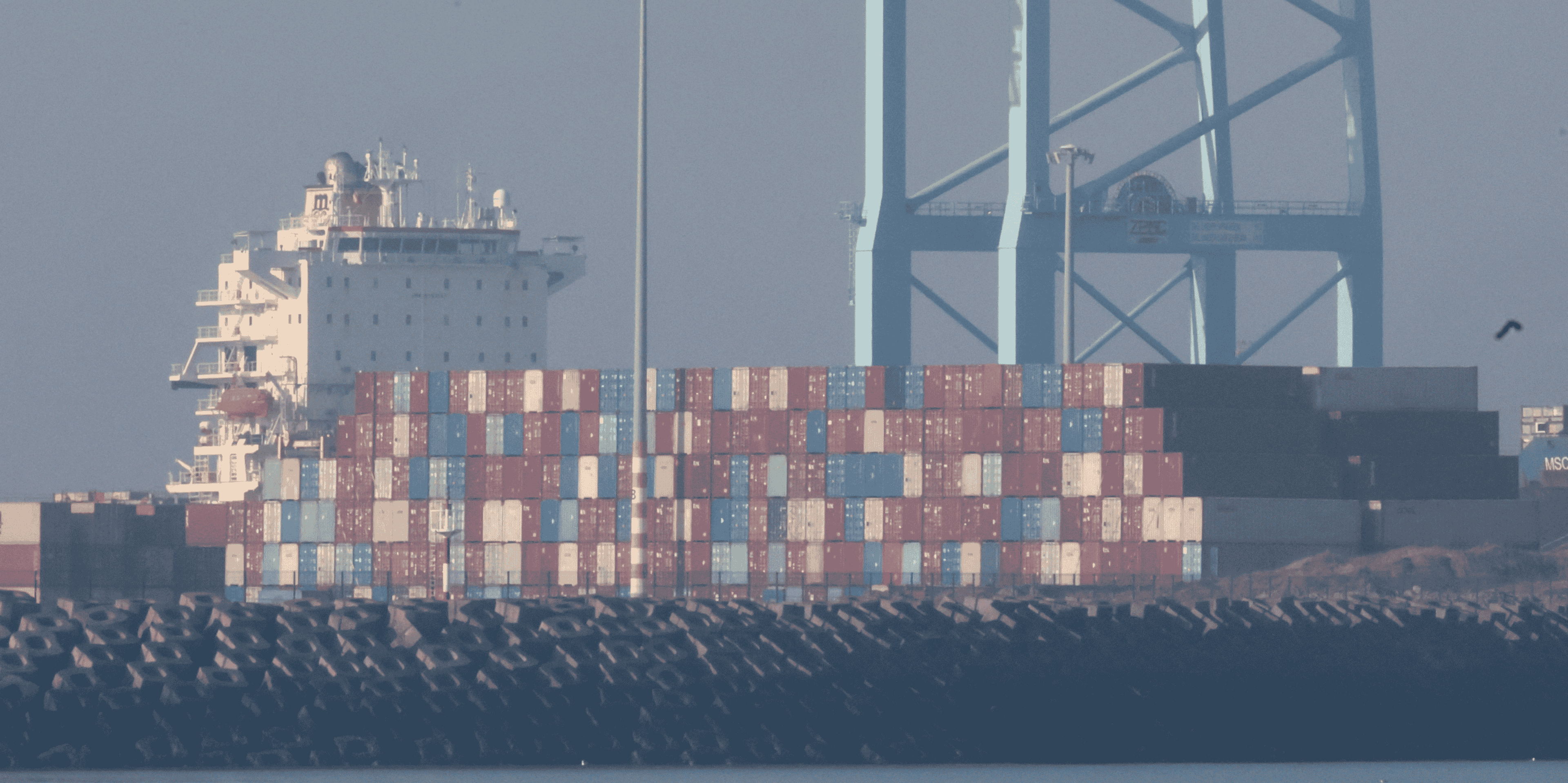 Vue d'un parking de voitures neuves destinees a l'exportation, dans le port belge de zeebrugge