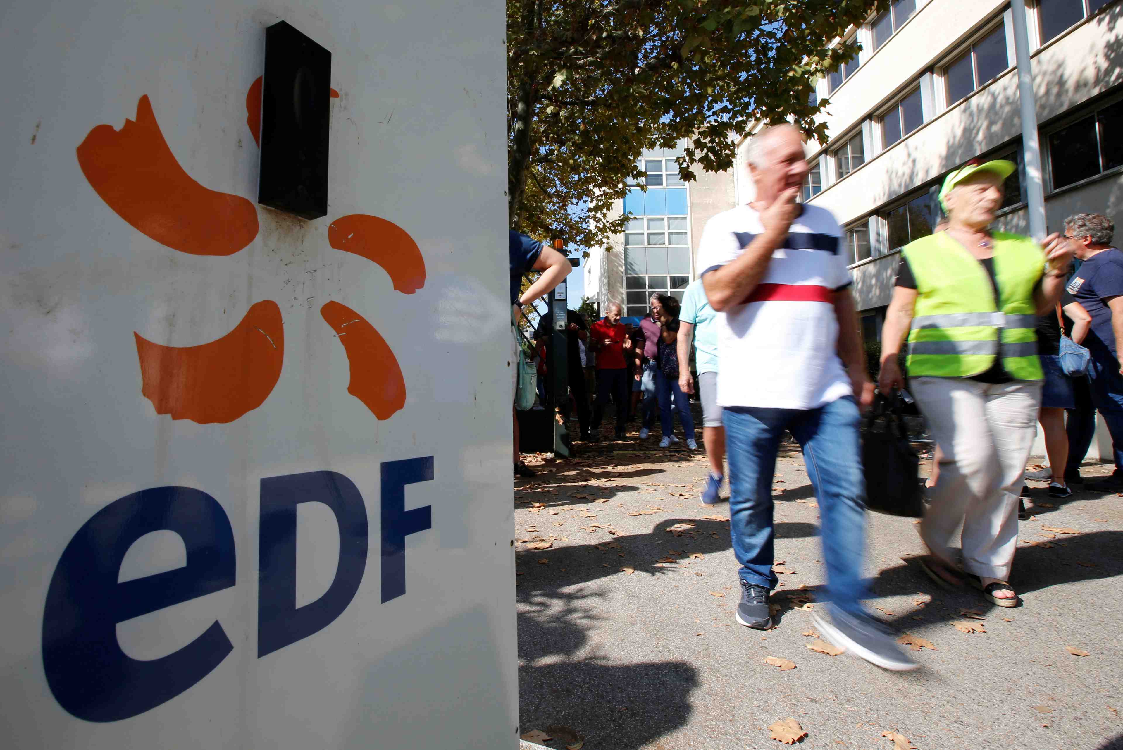 Pres d'un tiers des agents d'edf en greve a la mi-journee