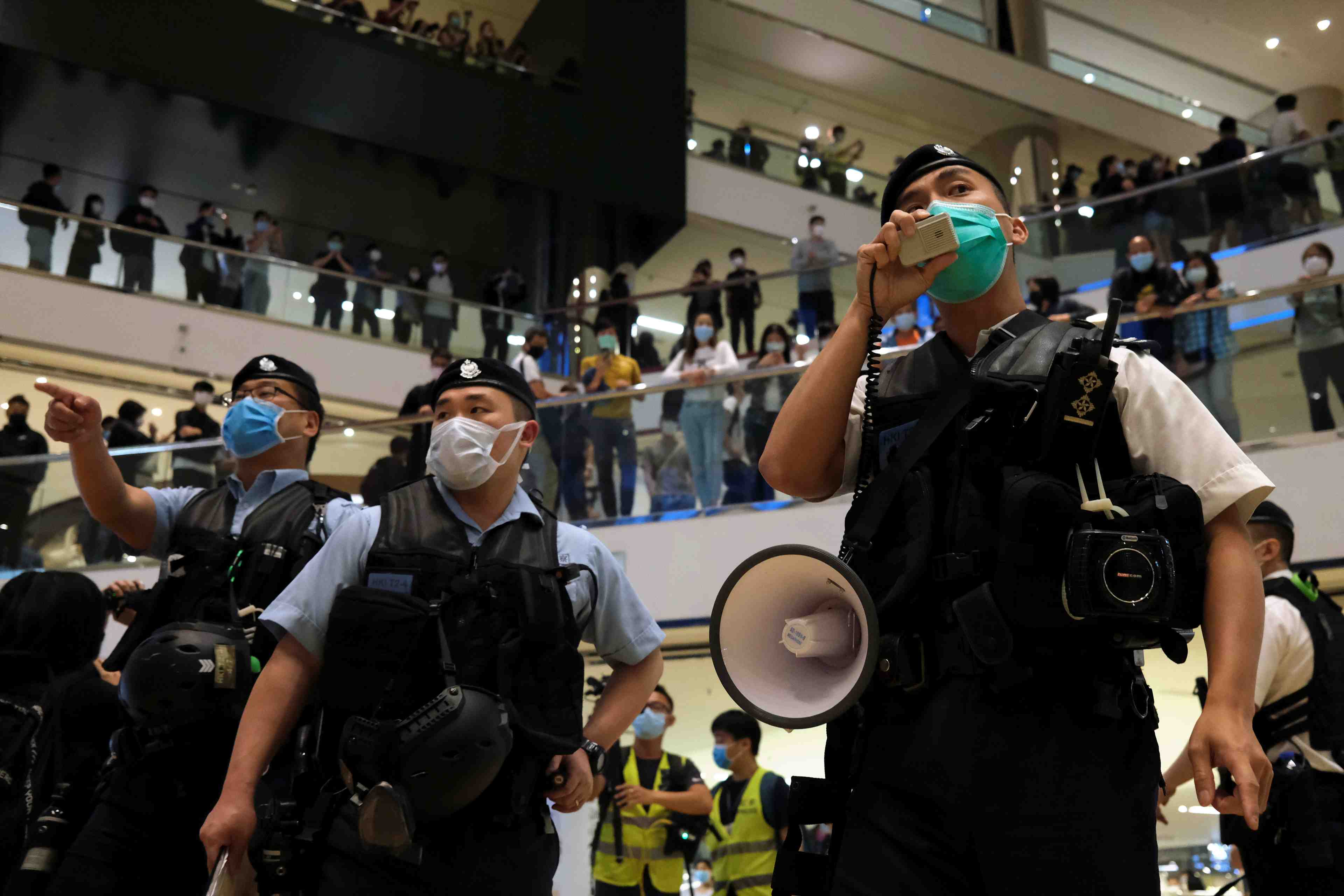Dispersion d'une manifestation en faveur de la democratie a hong kong