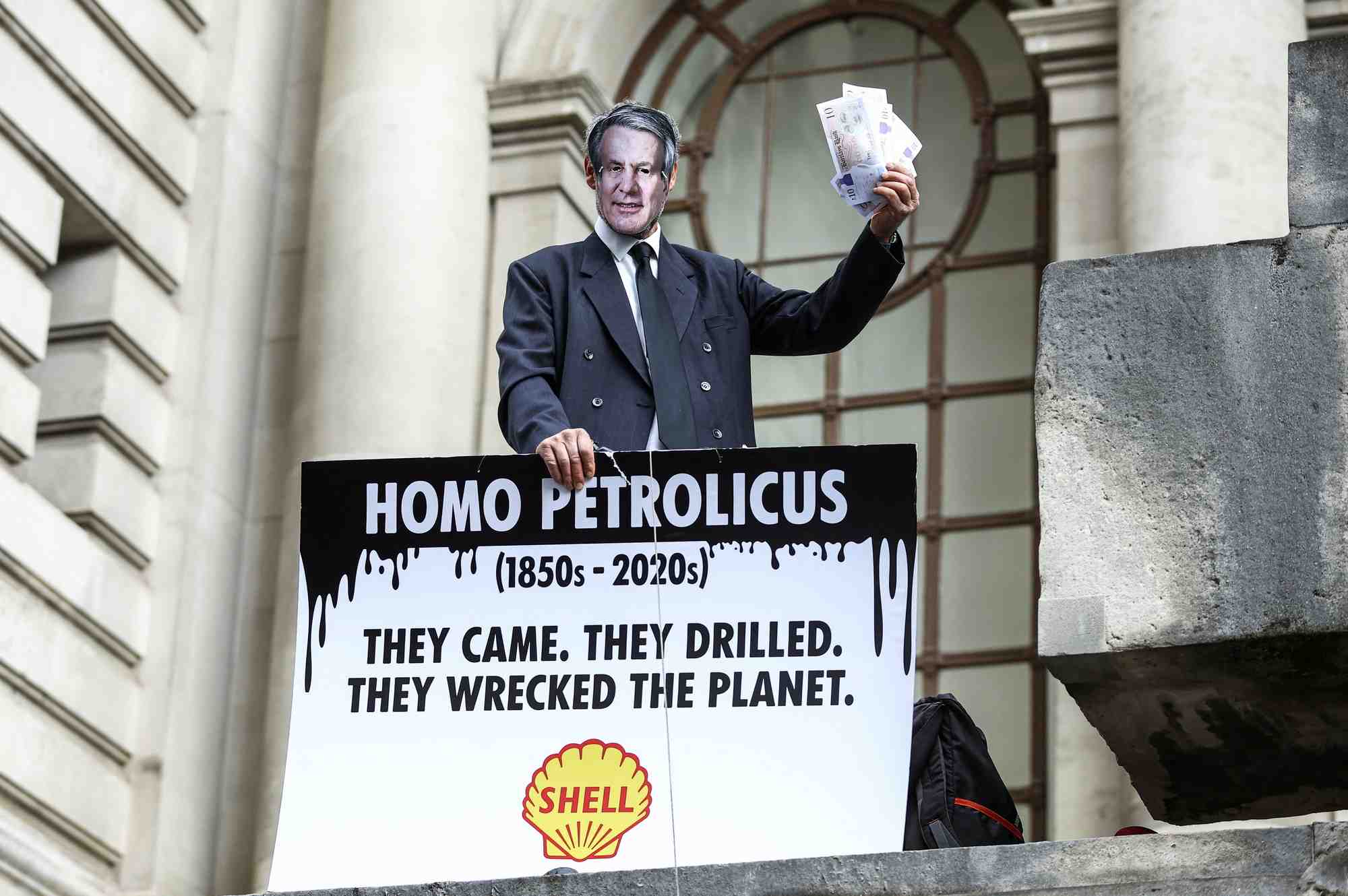 Des manifestants pour le climat bloquent la reunion des actionnaires de shell