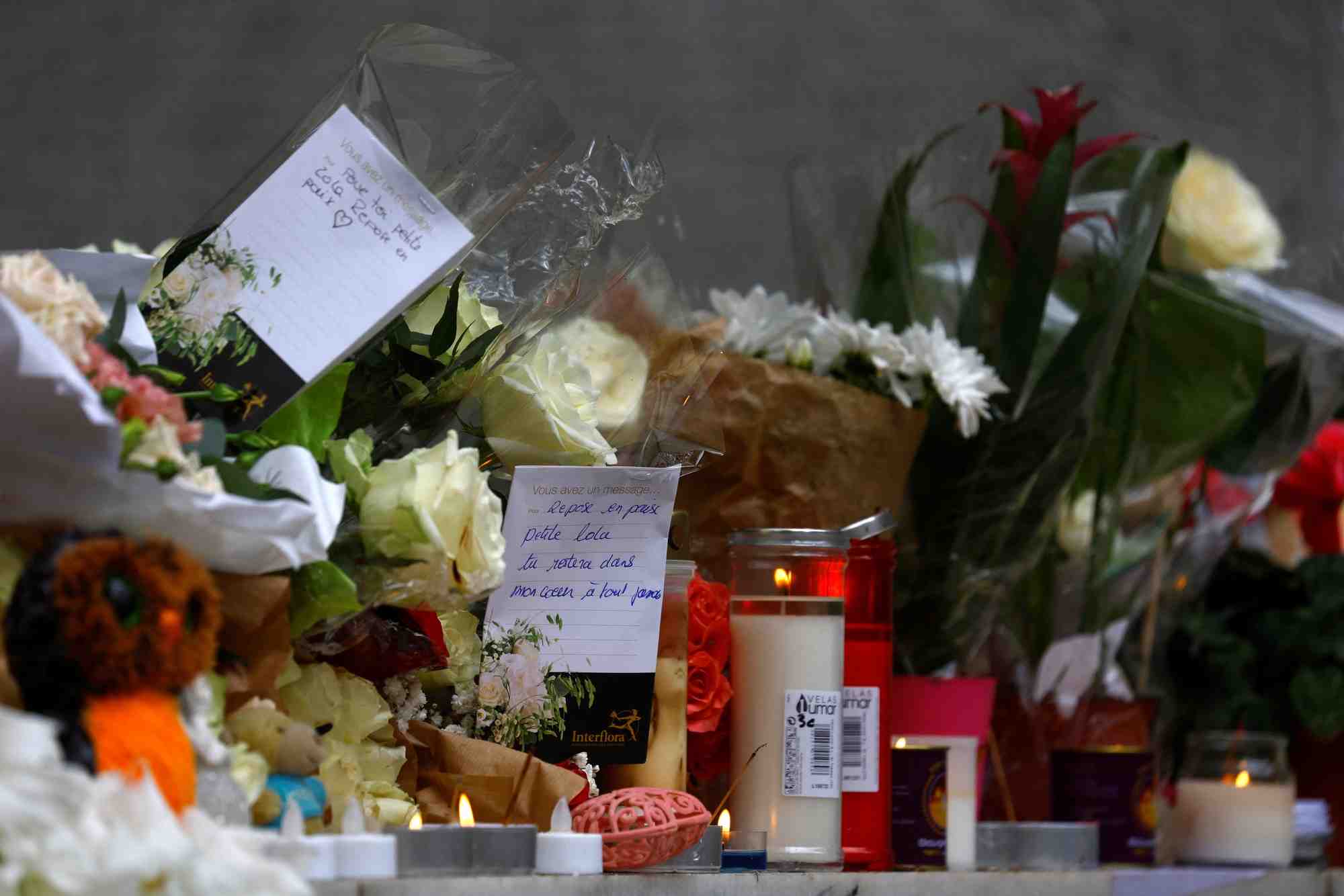 Des fleurs et messages pour rendre hommage a lola, une ecoliere de 12 ans sauvagement assassinee a paris