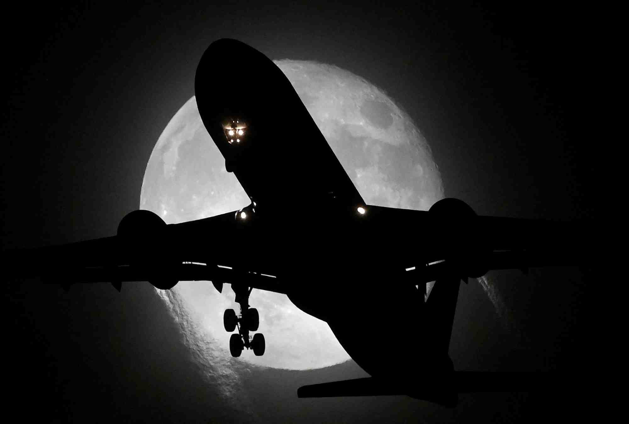 Un avion effectuant son approche d'atterrissage a l'aeroport d'heathrow a londres
