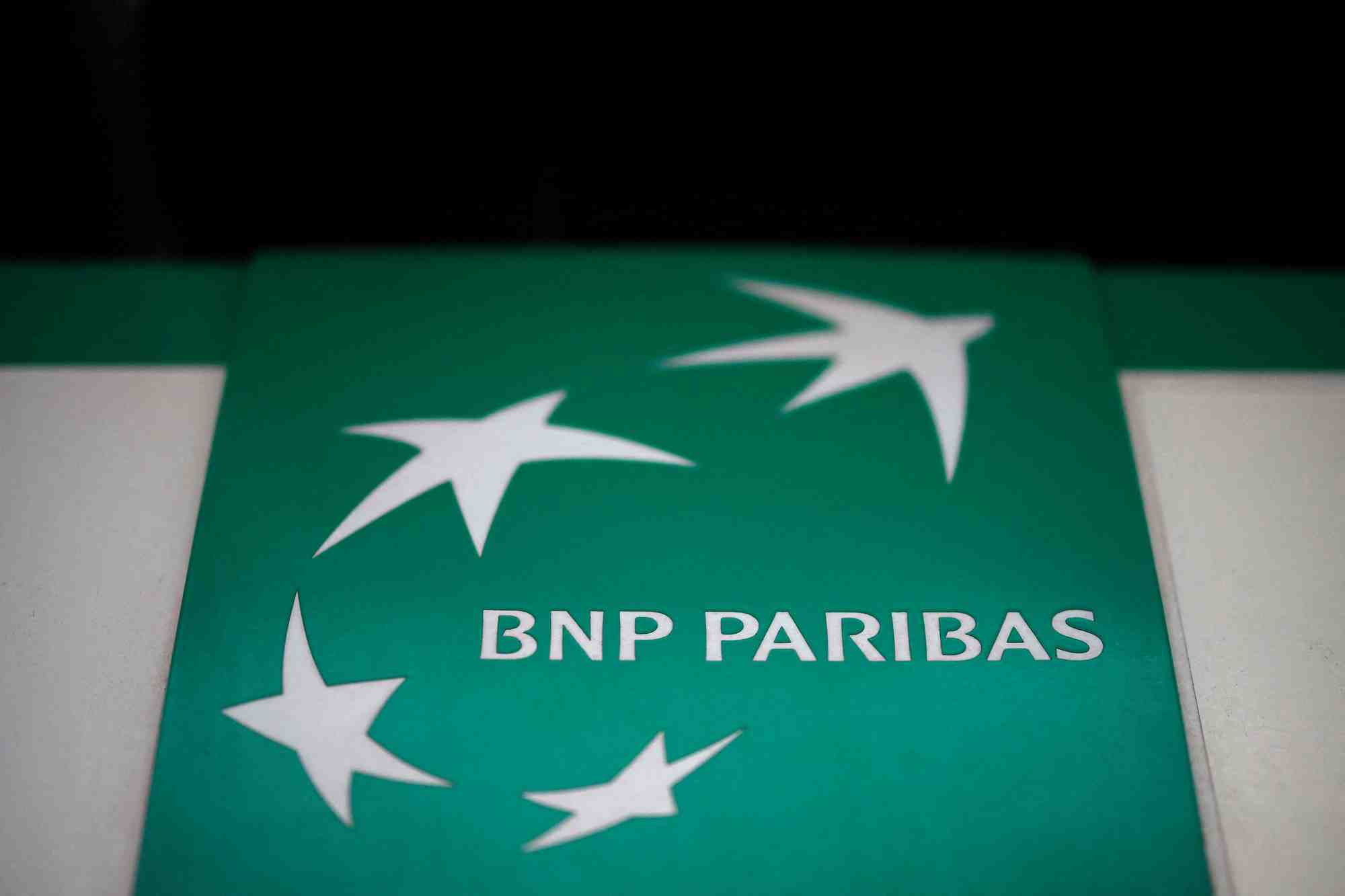 Le logo de bnp paribas a l'exterieur d'un immeuble a paris