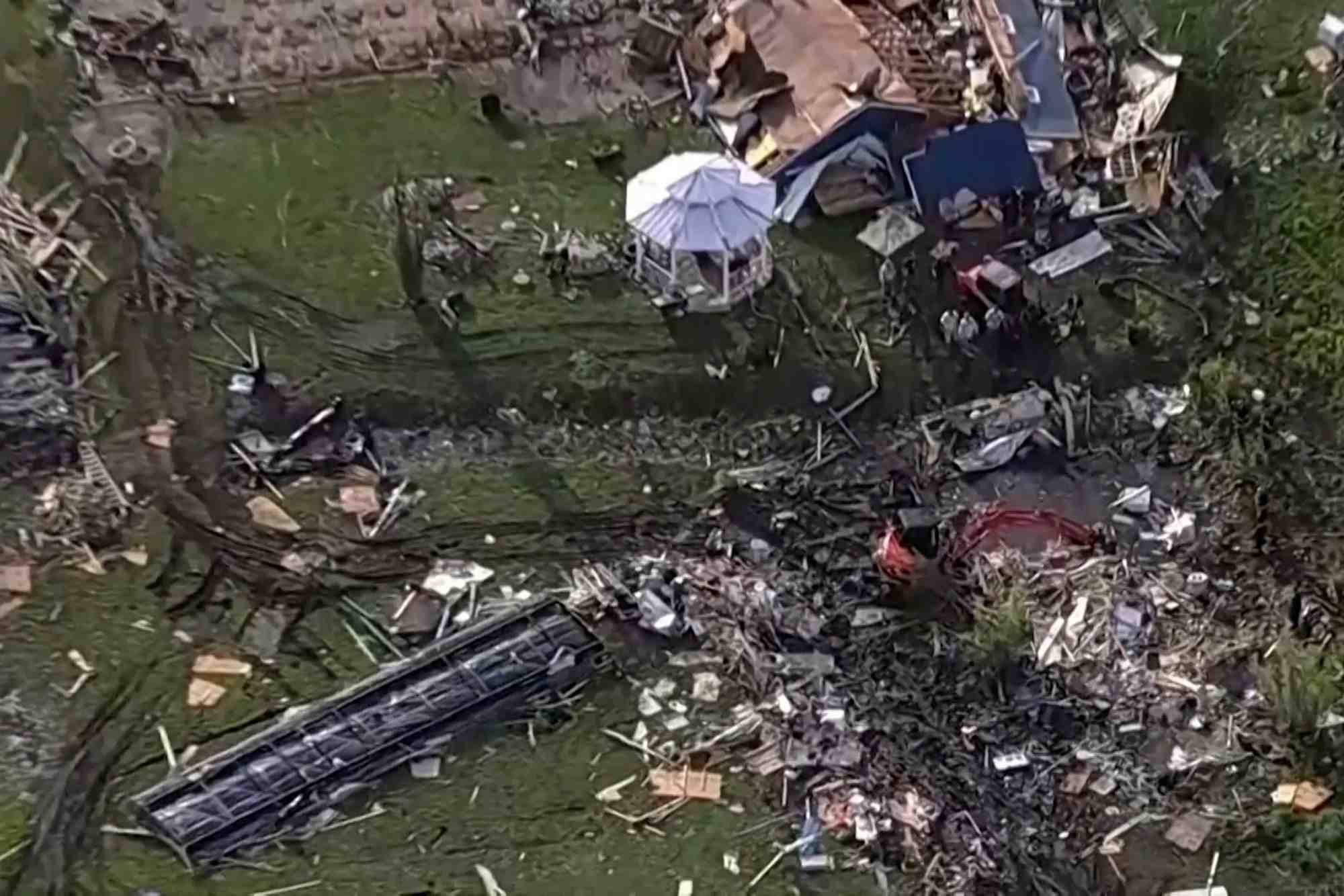 Des debris eparpilles sur une propriete au lendemain d'une serie de tornades meurtrieres au texas