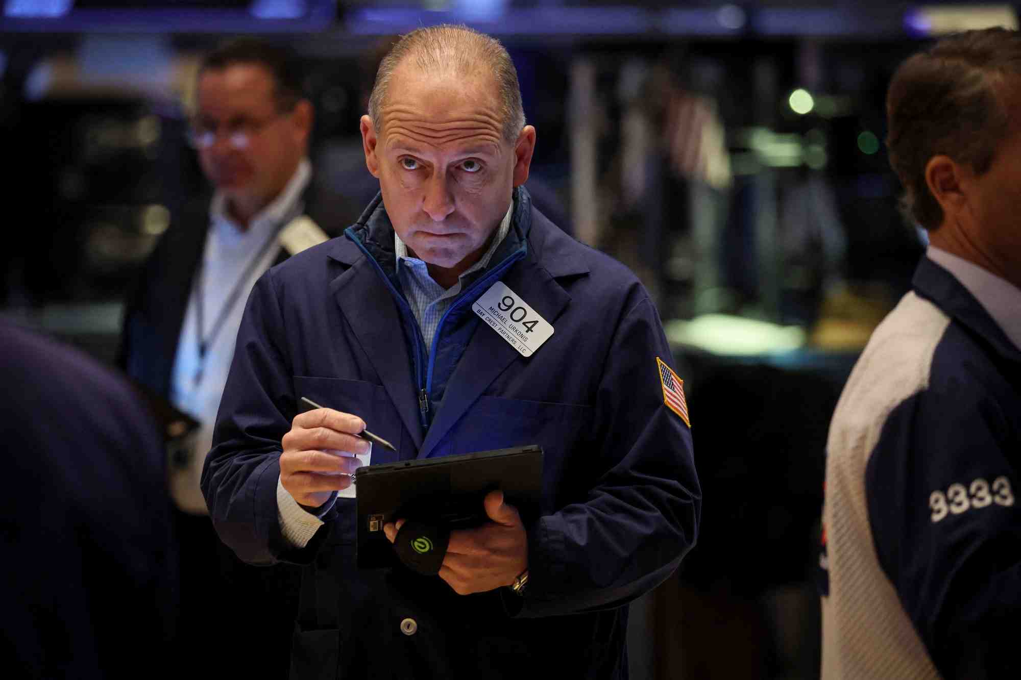 Des traders travaillent a la bourse de wall street