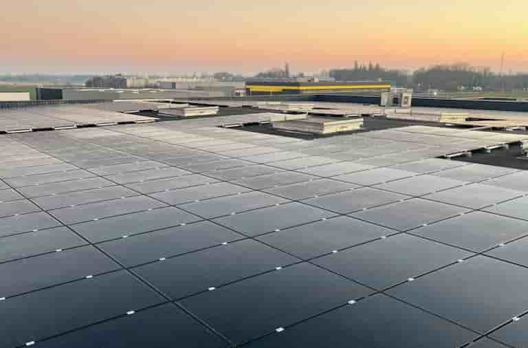 Le toit de Brasserie de France, à Beaune (Côte-d'Or), équipé à 100% de panneaux photovoltaïques.