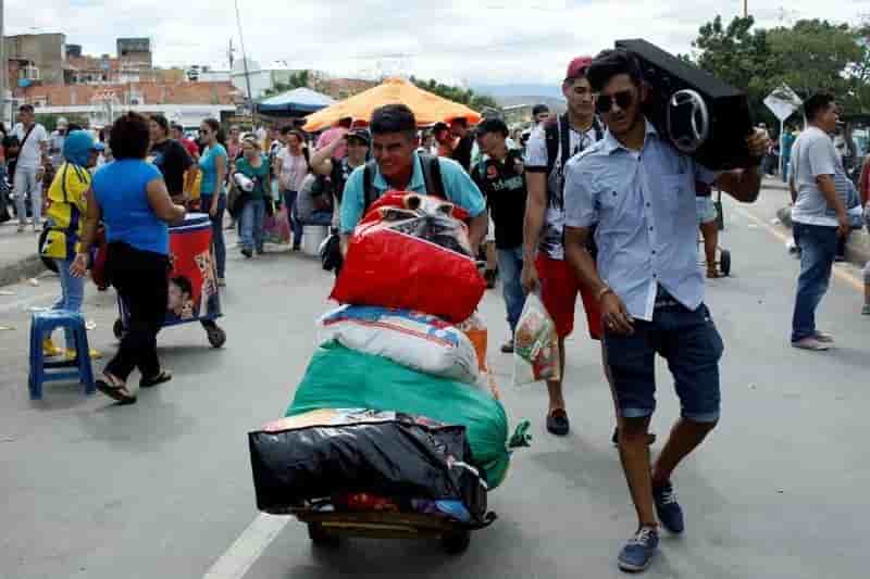 Des milliers de venezueliens font leurs courses en colombie