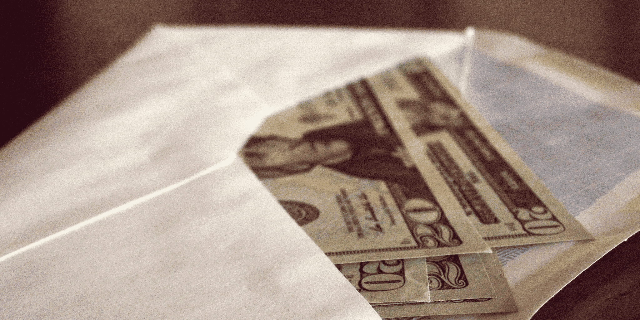 corruption, pot de vin, enveloppe d'argent, billet, dessous de table,