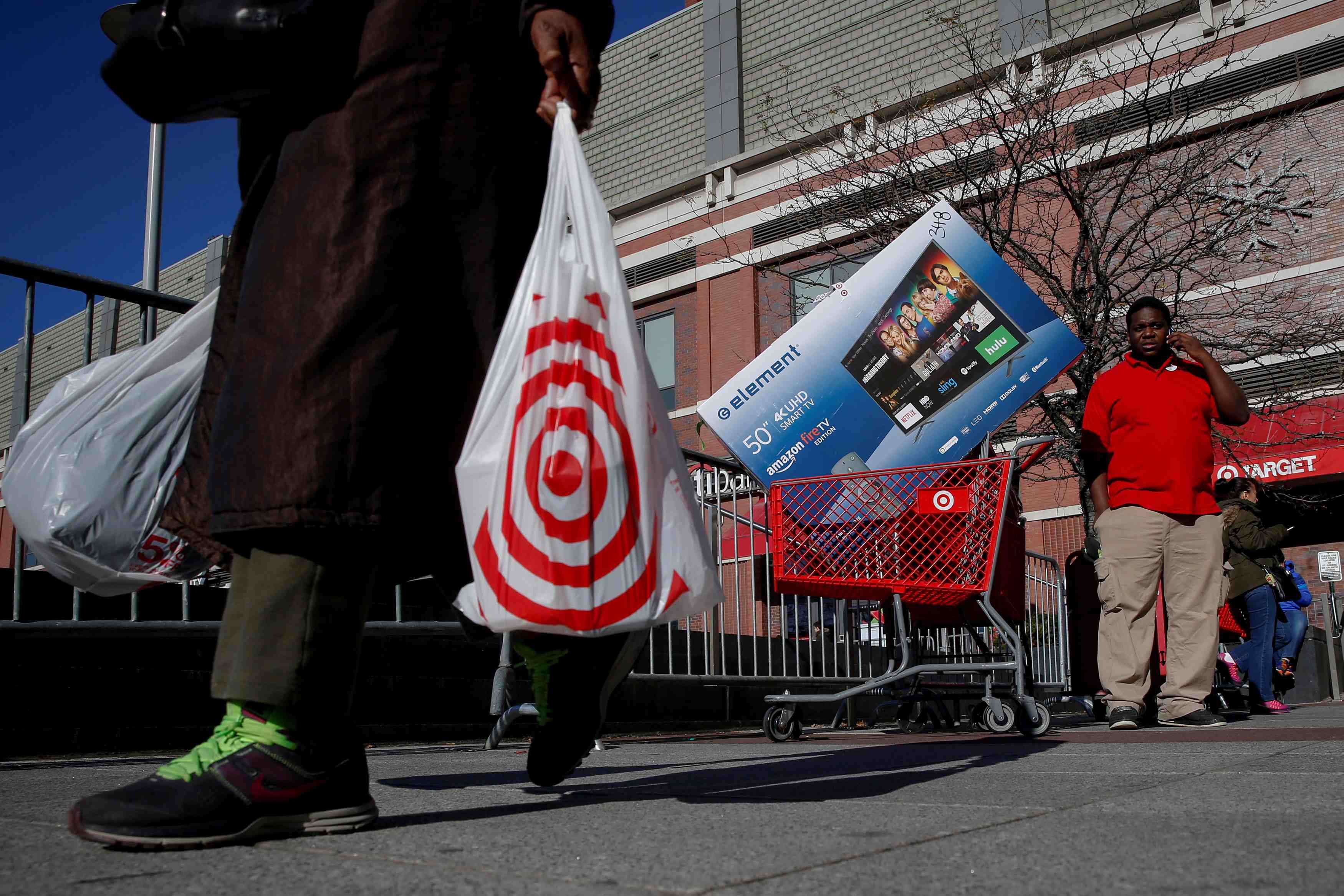 Target: hausse des ventes trimestrielles, le benefice pire que prevu