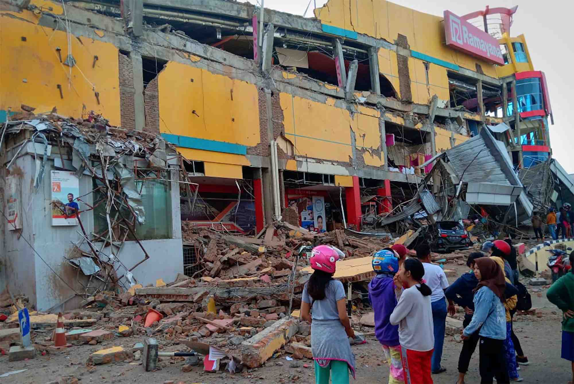 Indonesie: pres de 400 morts apres un seisme et un tsunami