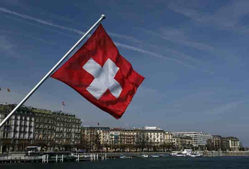 L'ue prolonge de six mois le regime d'equivalence accorde a la suisse