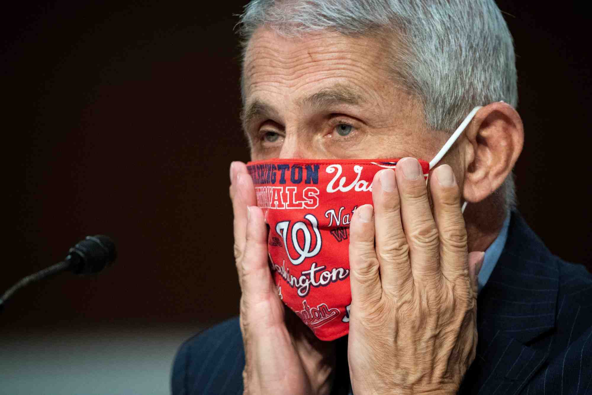 Le Dr Anthony Fauci, éminent membre de la cellule de crise présidentielle sur le coronavirus, a témoigné, avec trois autres médecins des grands organismes de santé américains, devant les sénateurs, ne cachant pas sa grande inquiétude : "Je ne serais pas surpris si nous atteignions 100.000 [nouveaux cas, Ndlr] par jour si on ne renverse pas la tendance.". Actuellement, 40.000 nouveaux cas sont détectés quotidiennement.