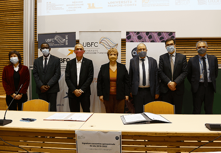 Antoine Petit, Président-directeur général du CNRS et Dominique Grevey, Président d’Université Bourgogne Franche-Comté (UBFC), ont signé une convention quinquennale de partenariat le 15 décembre 2020 à Besançon, en présence de Maude Clavequin, Vice-Présidente de la région Bourgogne-Franche-Comté, Jean-François Chanet, Recteur de la région académique Bourgogne- Franche-Comté et de l'ensemble des présidents et directeurs des établissements membres.