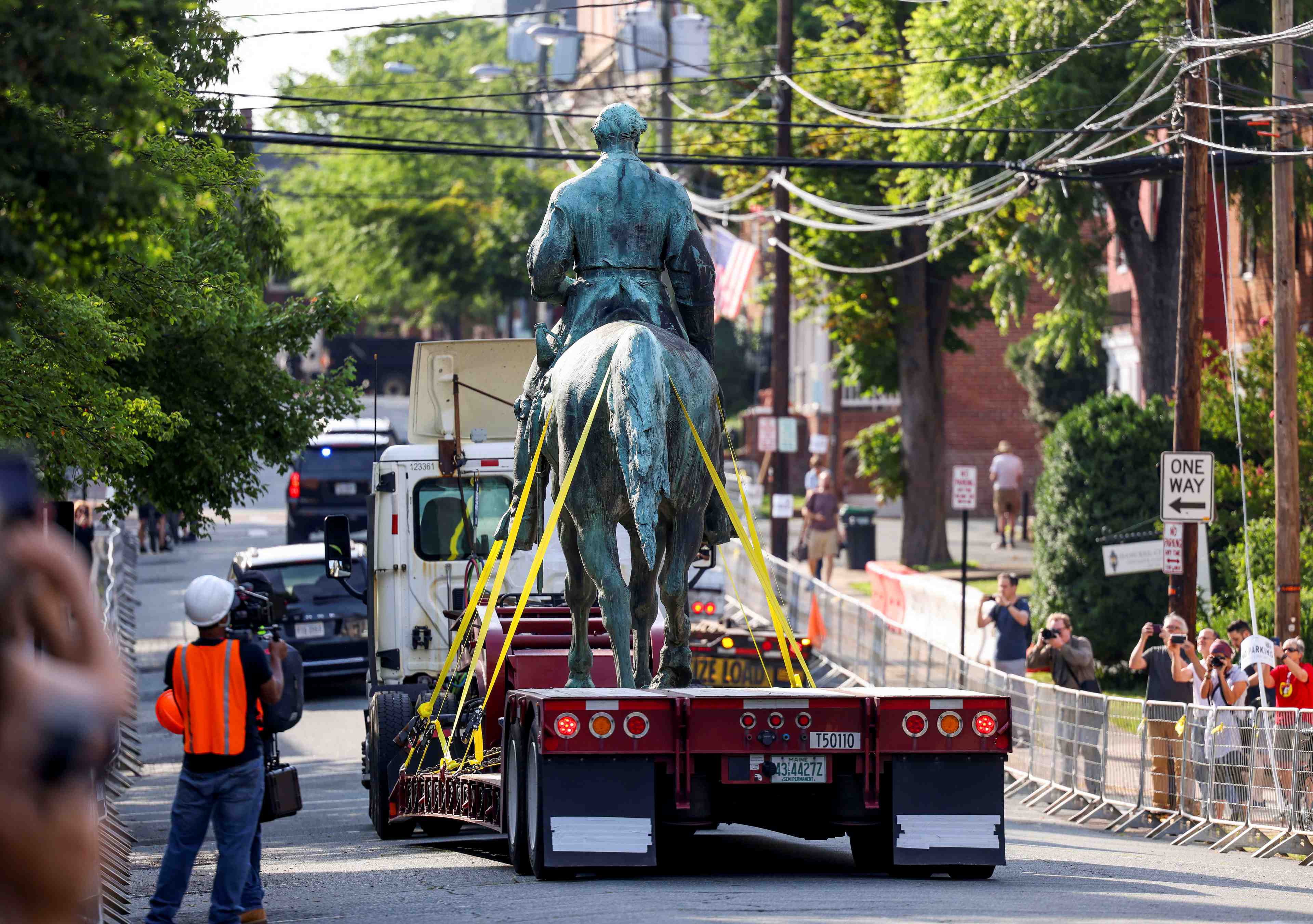 Usa: la ville de charlottesville deboulonne les statues des generaux confederes