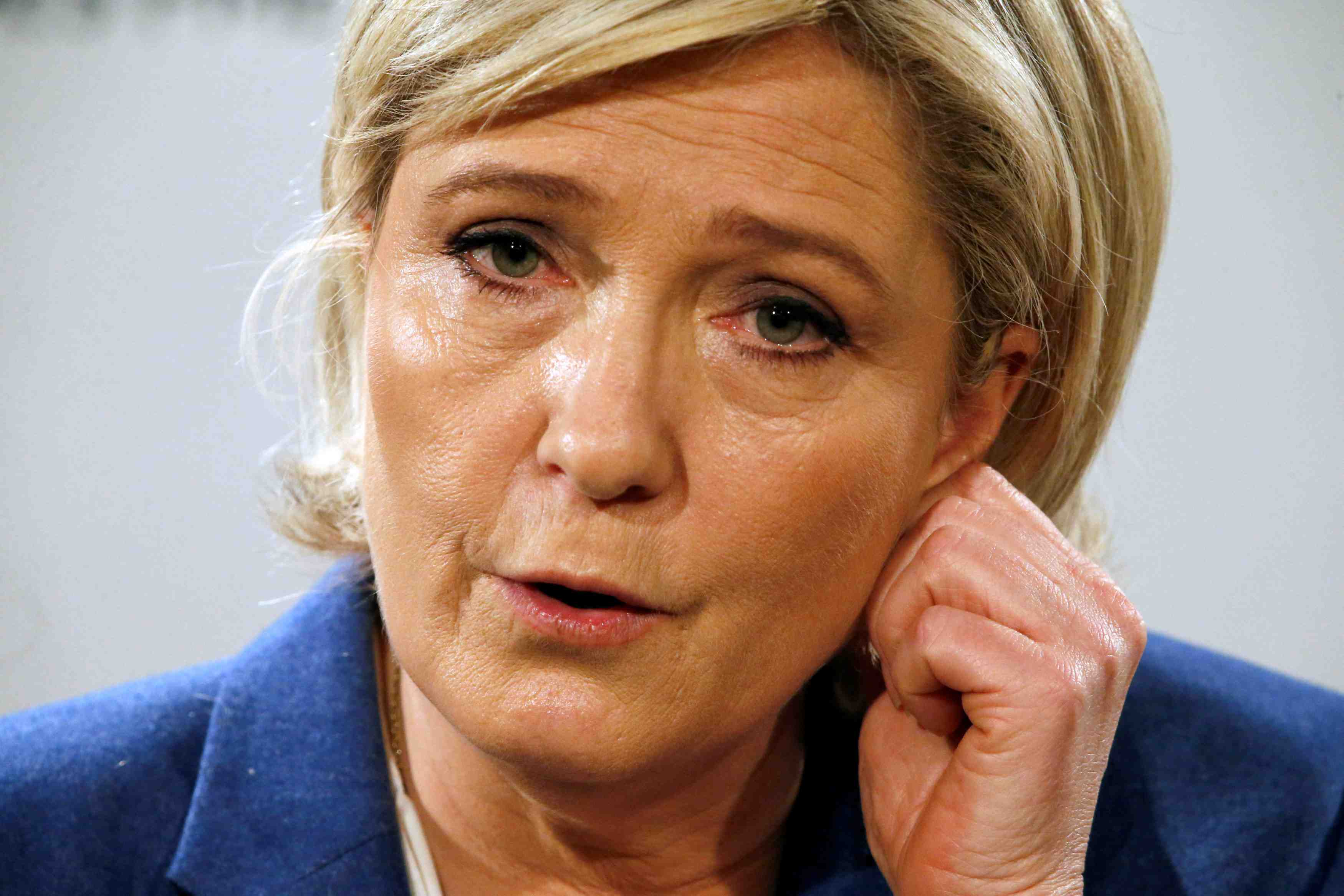 Le pen veut une "consultation" sur l'immigration