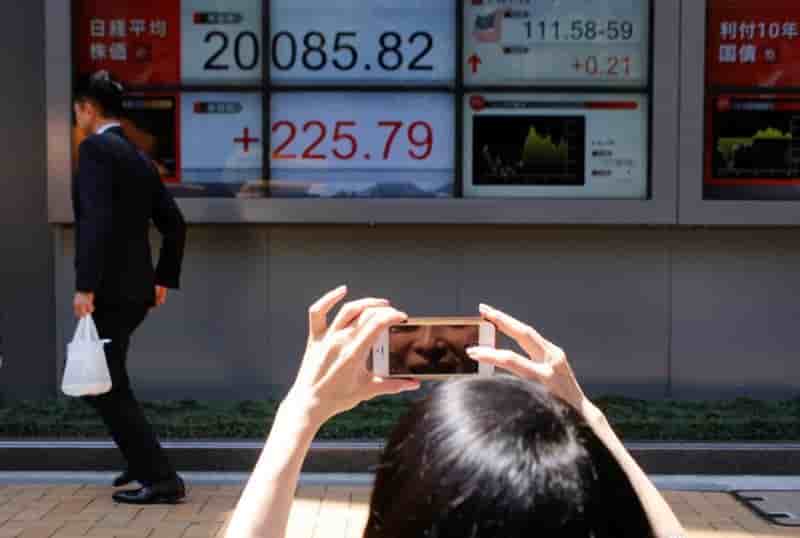 Tokyo termine en baisse