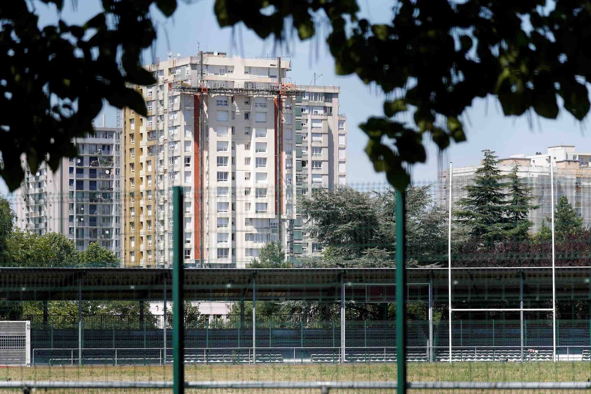 Alors que la loi du Grand Paris de 2010 prévoit la construction de 70 000 nouveaux logements chaque année, dont 30 % de logements sociaux, la région-capitale ne parvient plus à répondre aux demandes en cours.