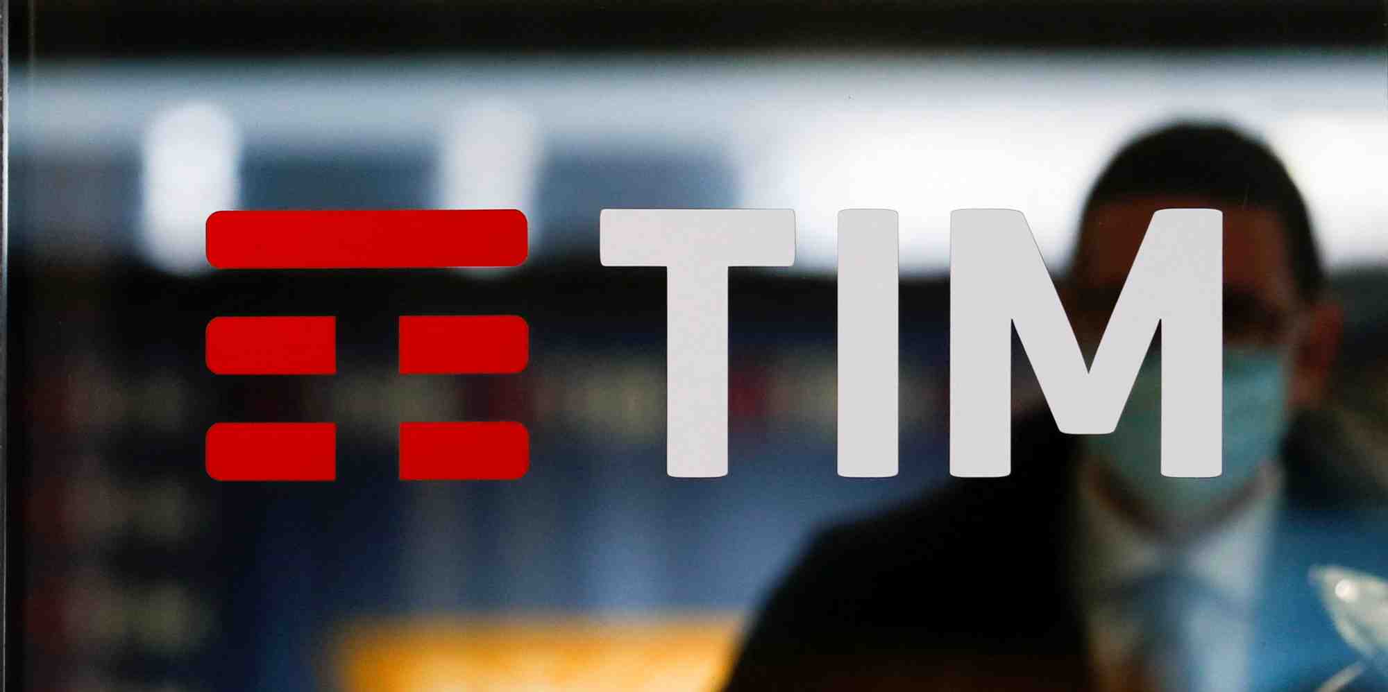 Telecom Italia, en difficulté depuis des années sur le marché italien, table sur cette vente pour se relancer et diminuer sa dette, désormais supérieure à 26 milliards d'euros.