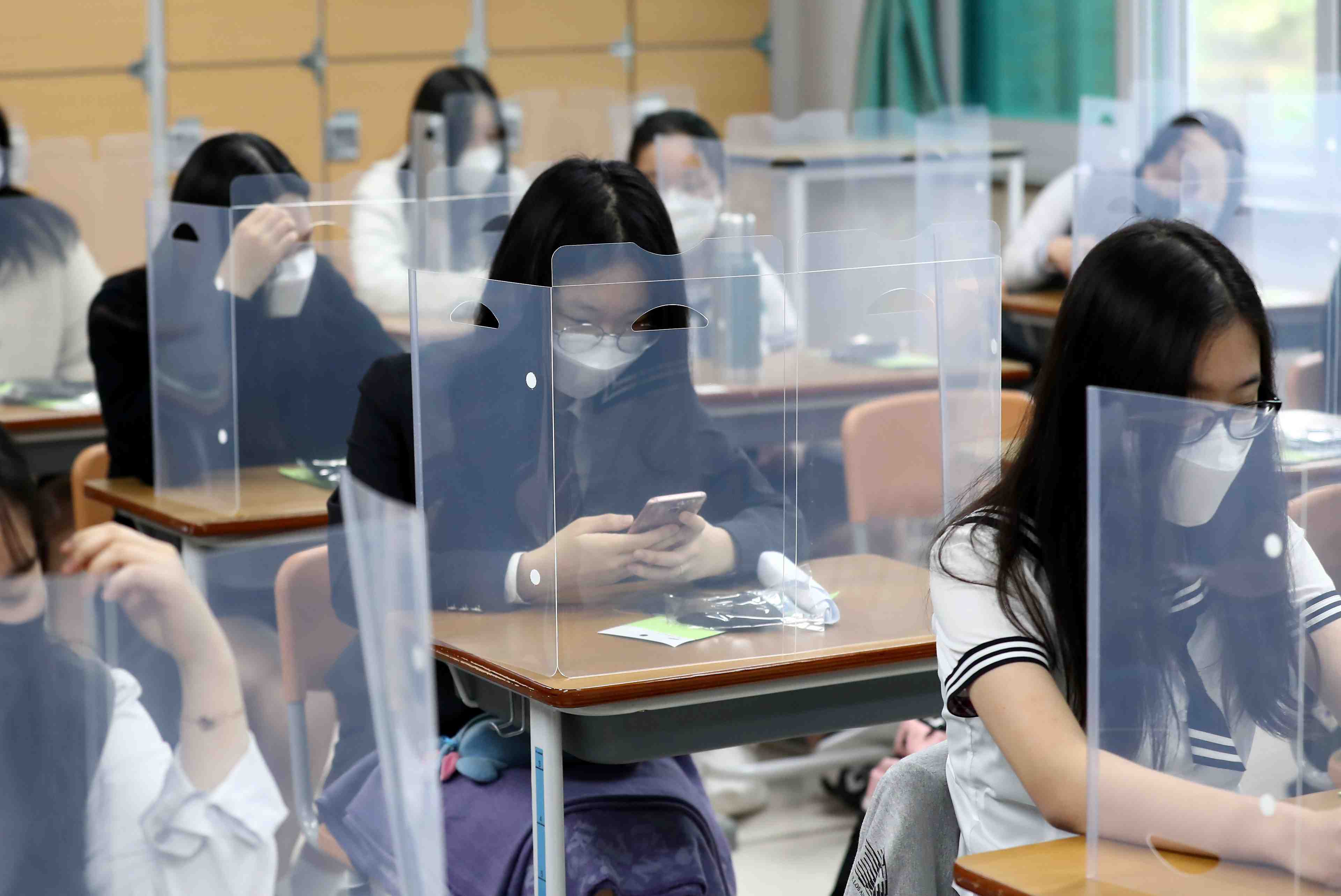 Coree du sud: equipes de maques, les eleves retournent a l'ecole