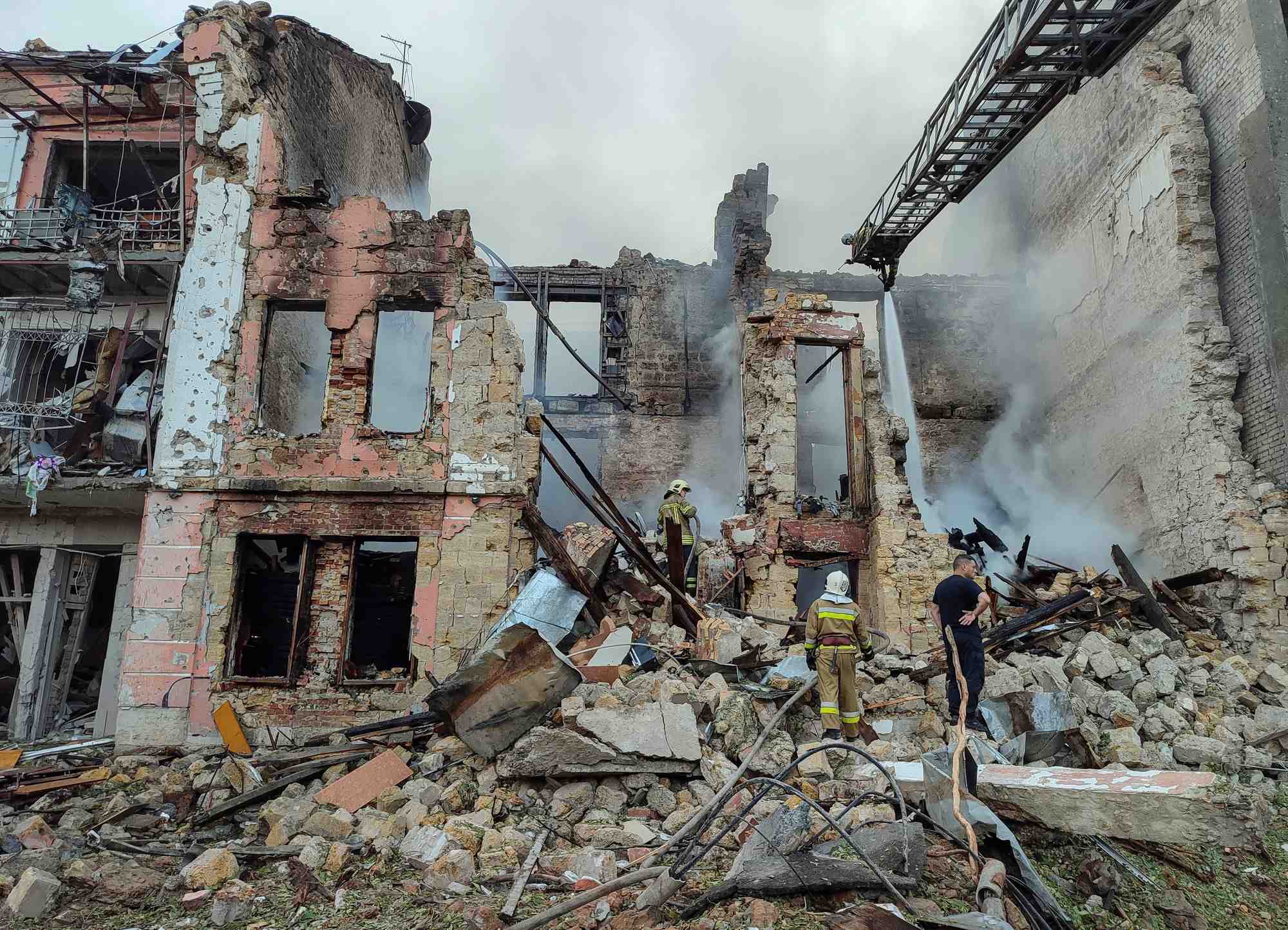 Photo des degats apres une frappe russe contre le port ukrainien de mykolaiv