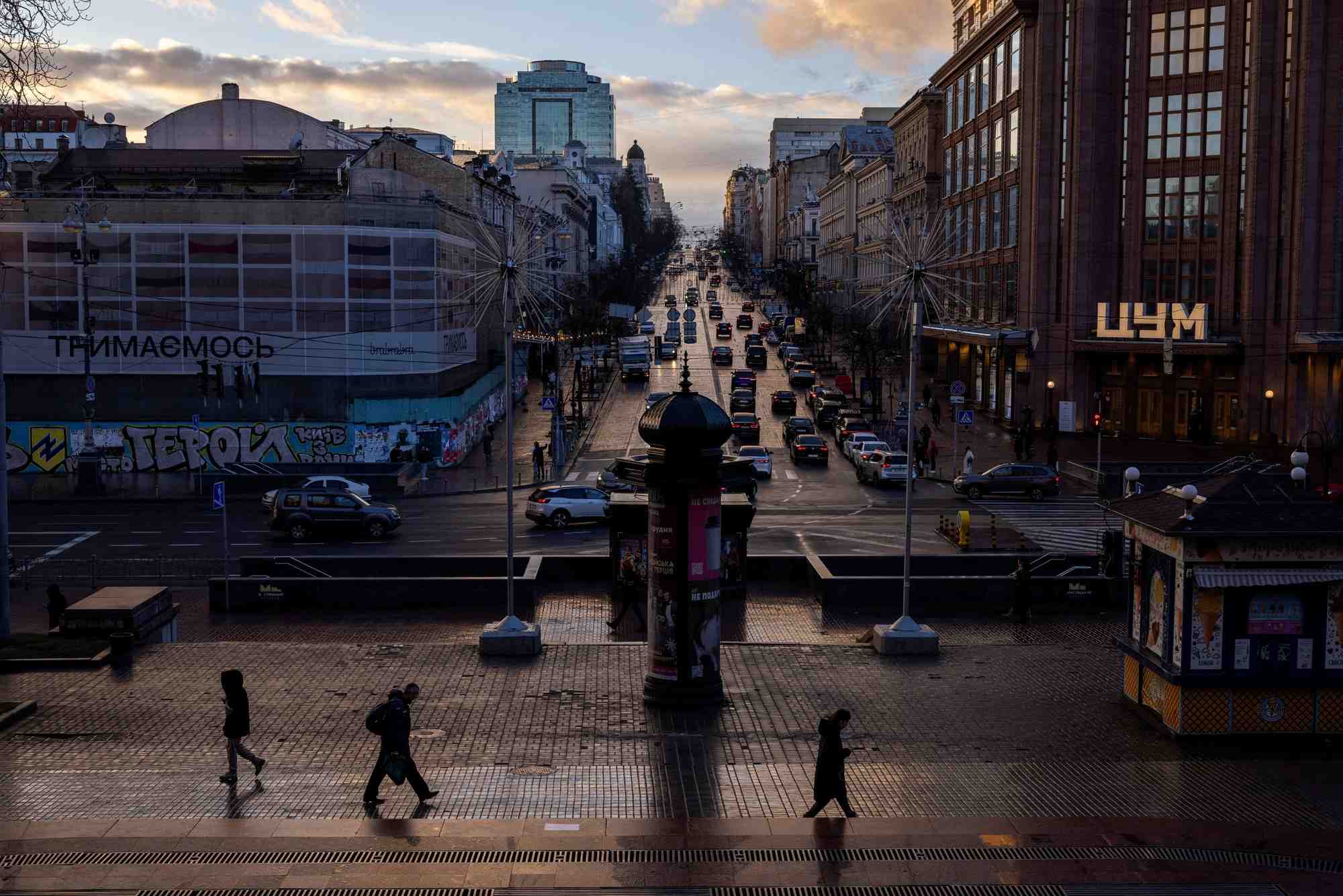 Des personnes marchent dans la rue khreshchatyk a kiev