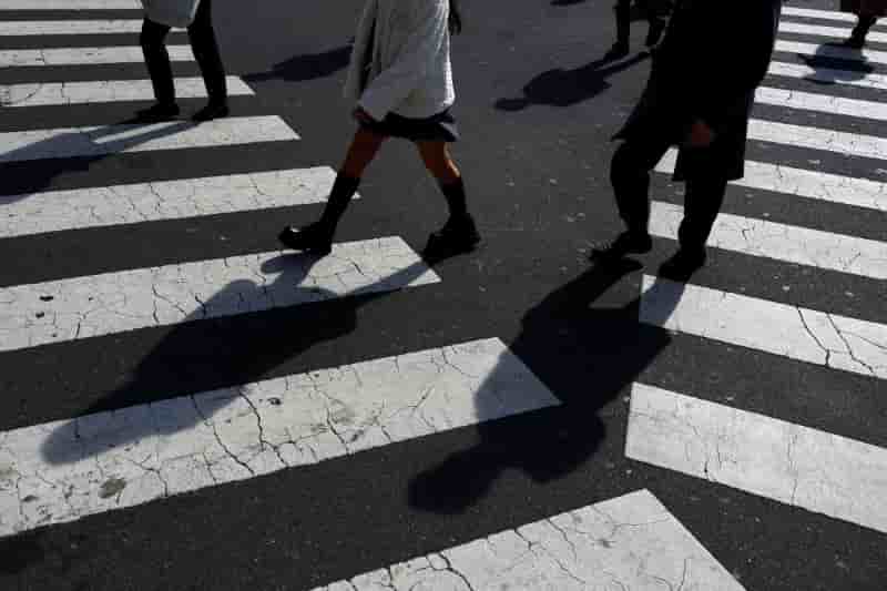 Des passants traversant la rue a tokyo, au japon