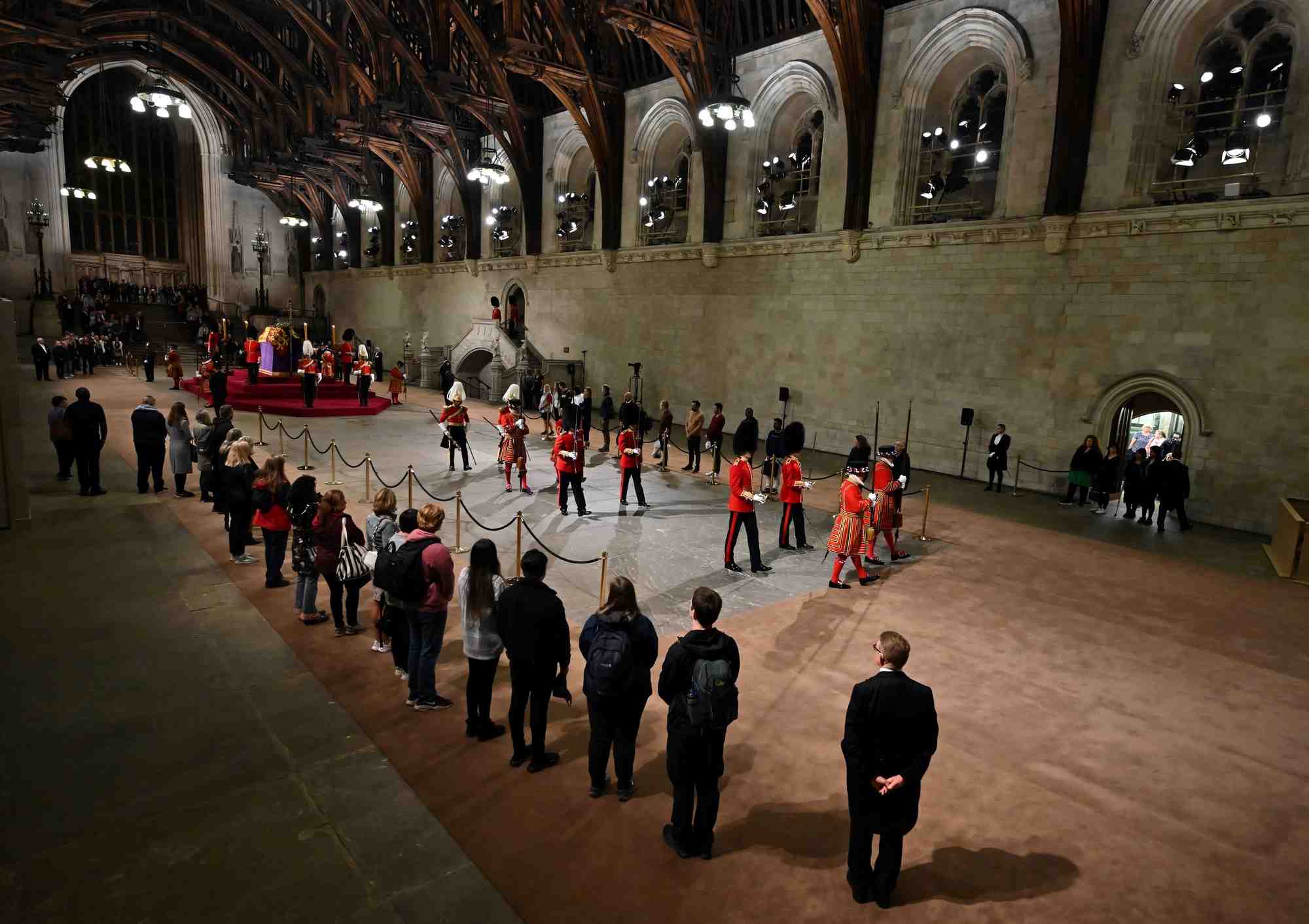 Des membres du public rendent hommage a la reine elizabeth ii