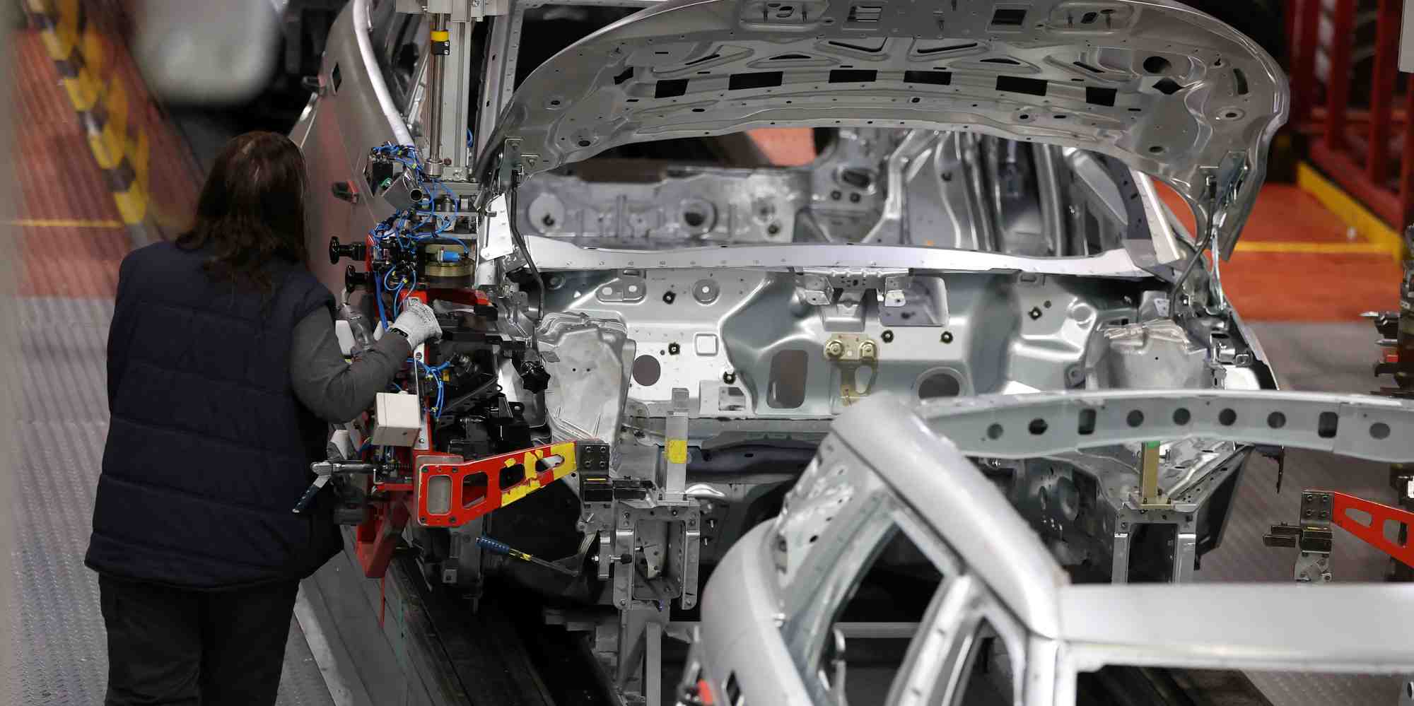 L'industrie automobile fait face au défi de la transition vers la mobilité électrique.