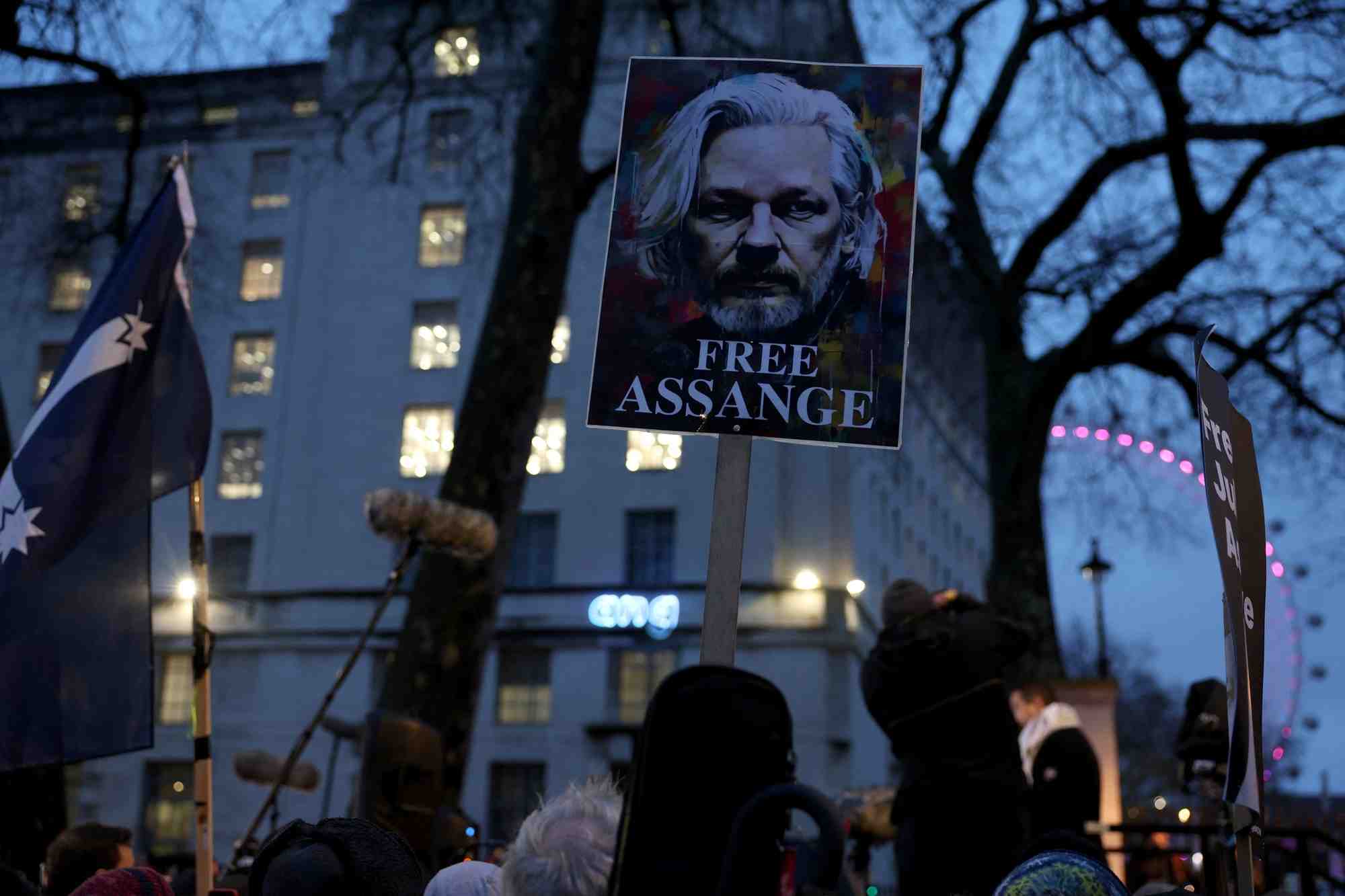 Photo d'archives des partisans du fondateur de wikileaks, julian assange