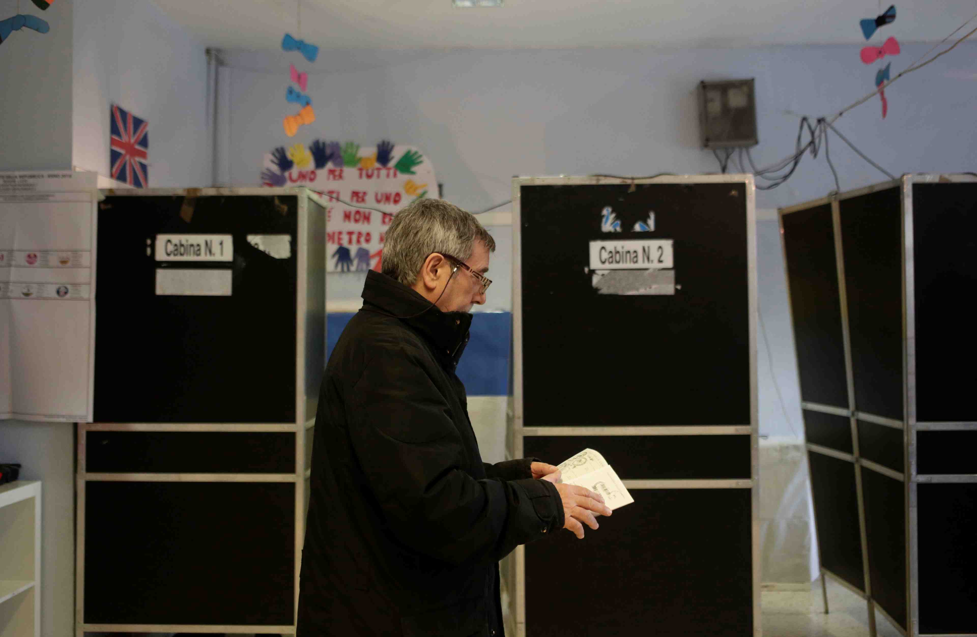 L'italie bloquee apres les elections, percee du m5s anti-systeme