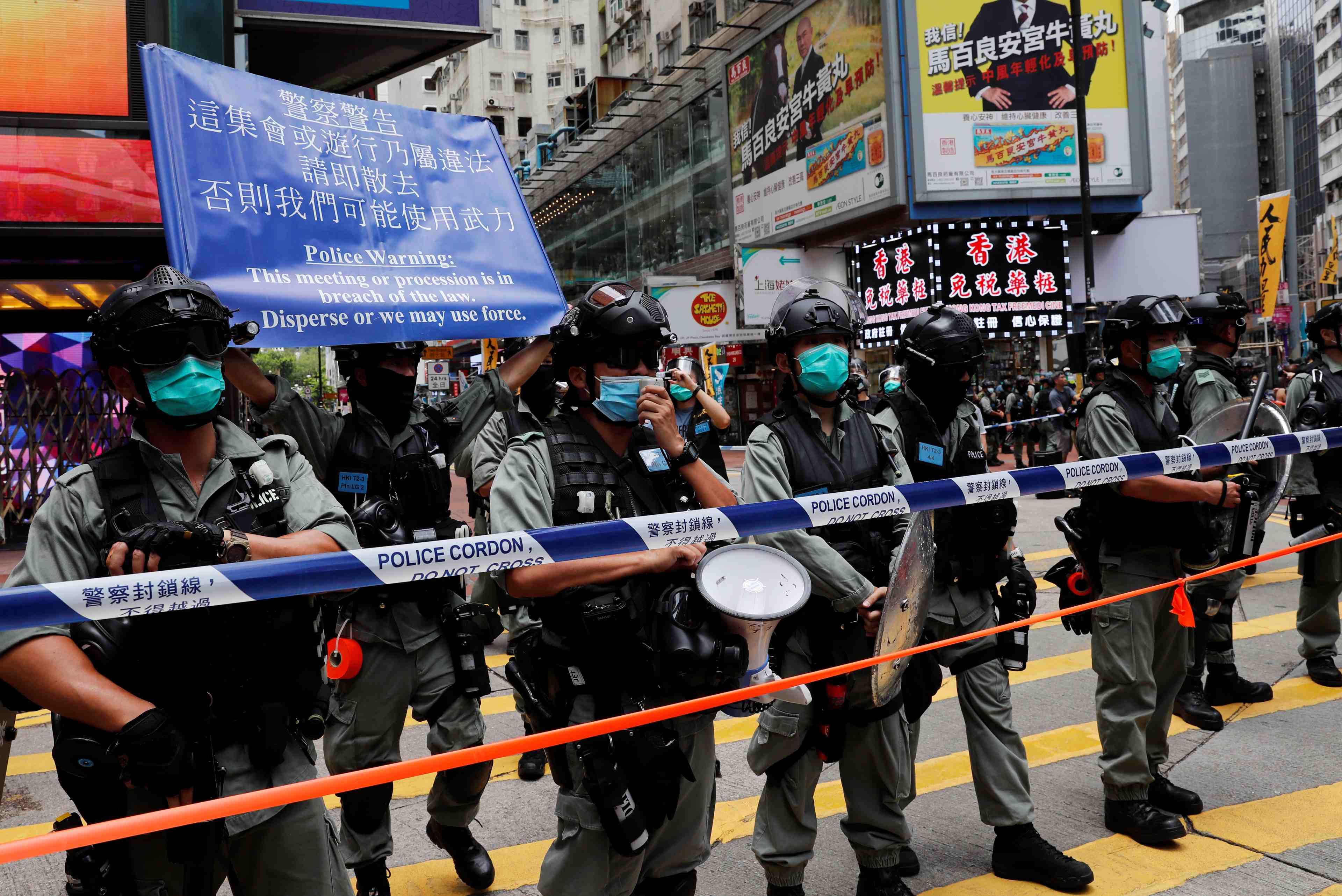 Hong kong : des manifestants disperses au canon a eau, trente arrestations