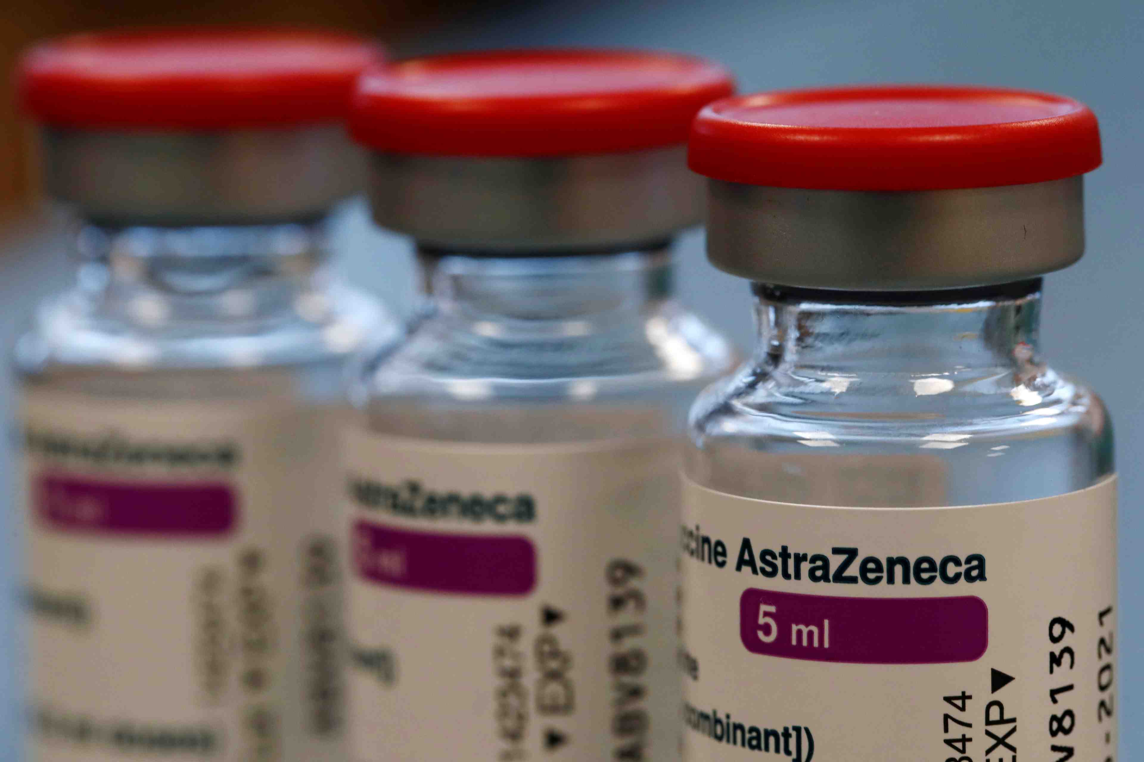 Coronavirus: la france espere reprendre vite la vaccination avec astrazeneca apres avoir suivi l'allemagne