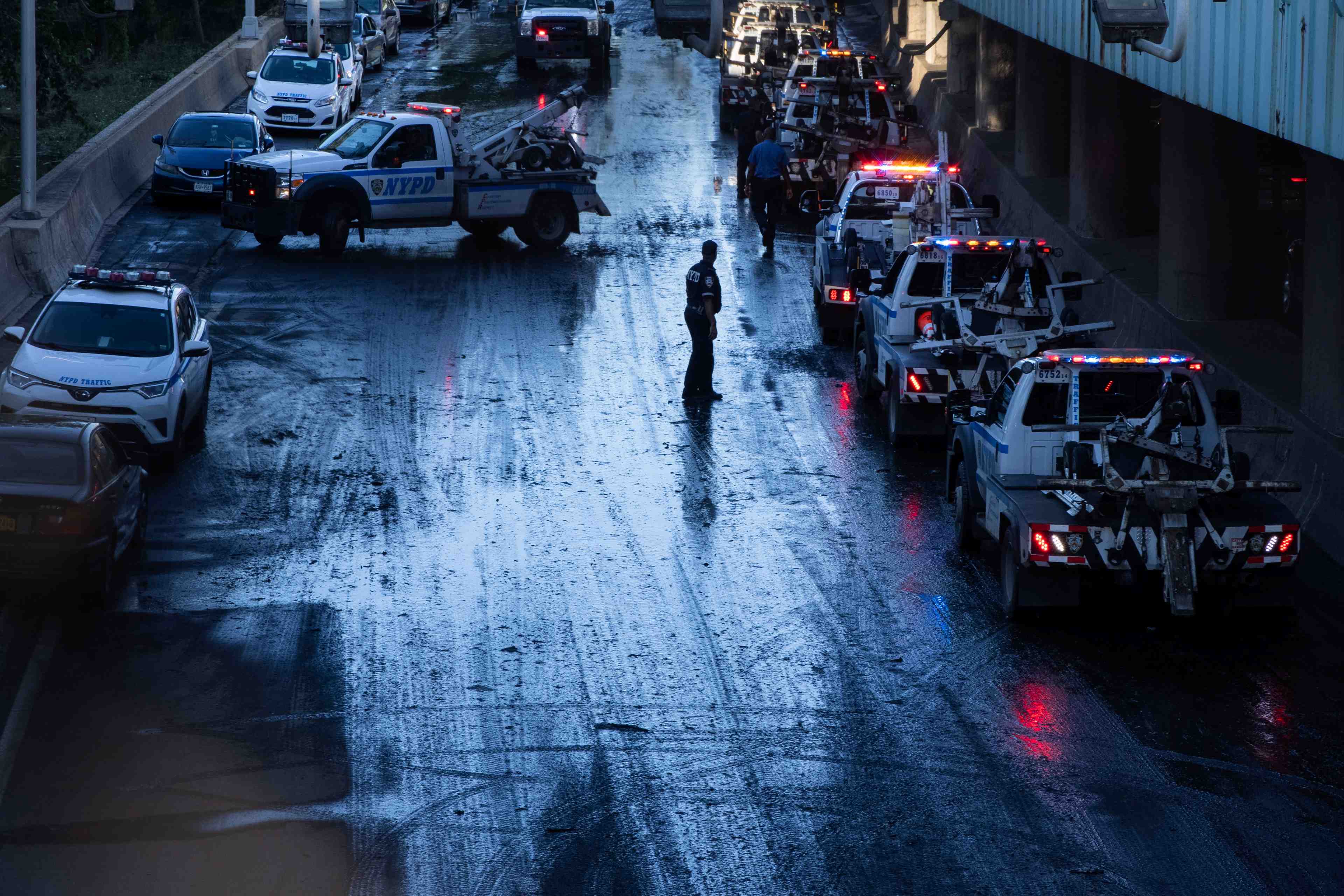 Inondations record a new york apres le passage d'ida, au moins 44 morts
