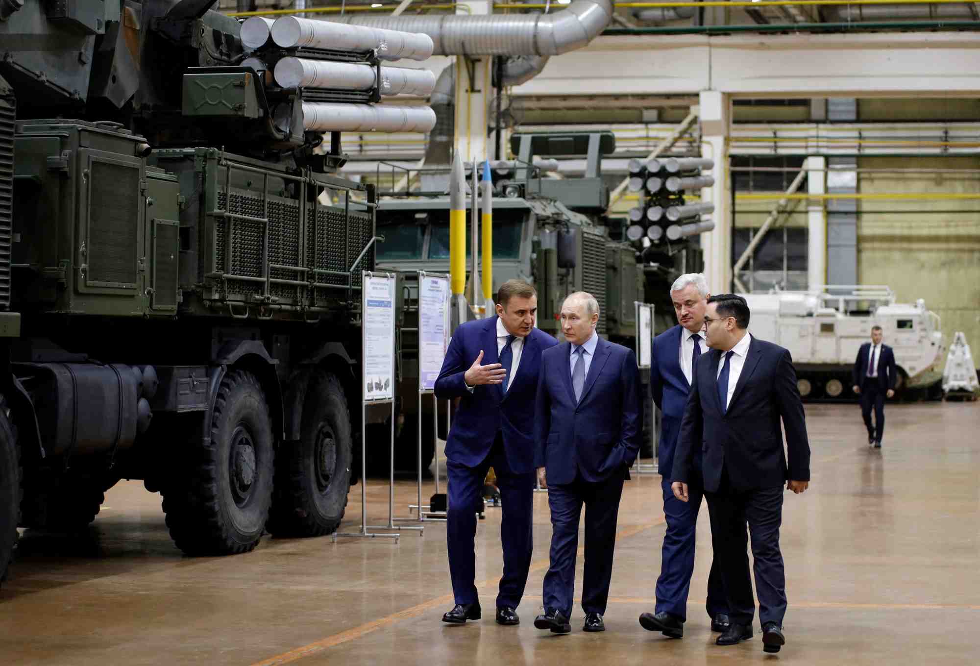 Le president russe vladimir poutine visite l'usine de construction de machines shcheglovsky val, a toula