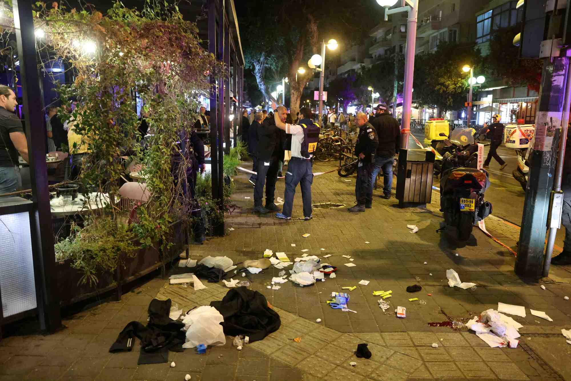 Le personnel de securite israelien sur les lieux d'une fusillade dans le centre de tel aviv