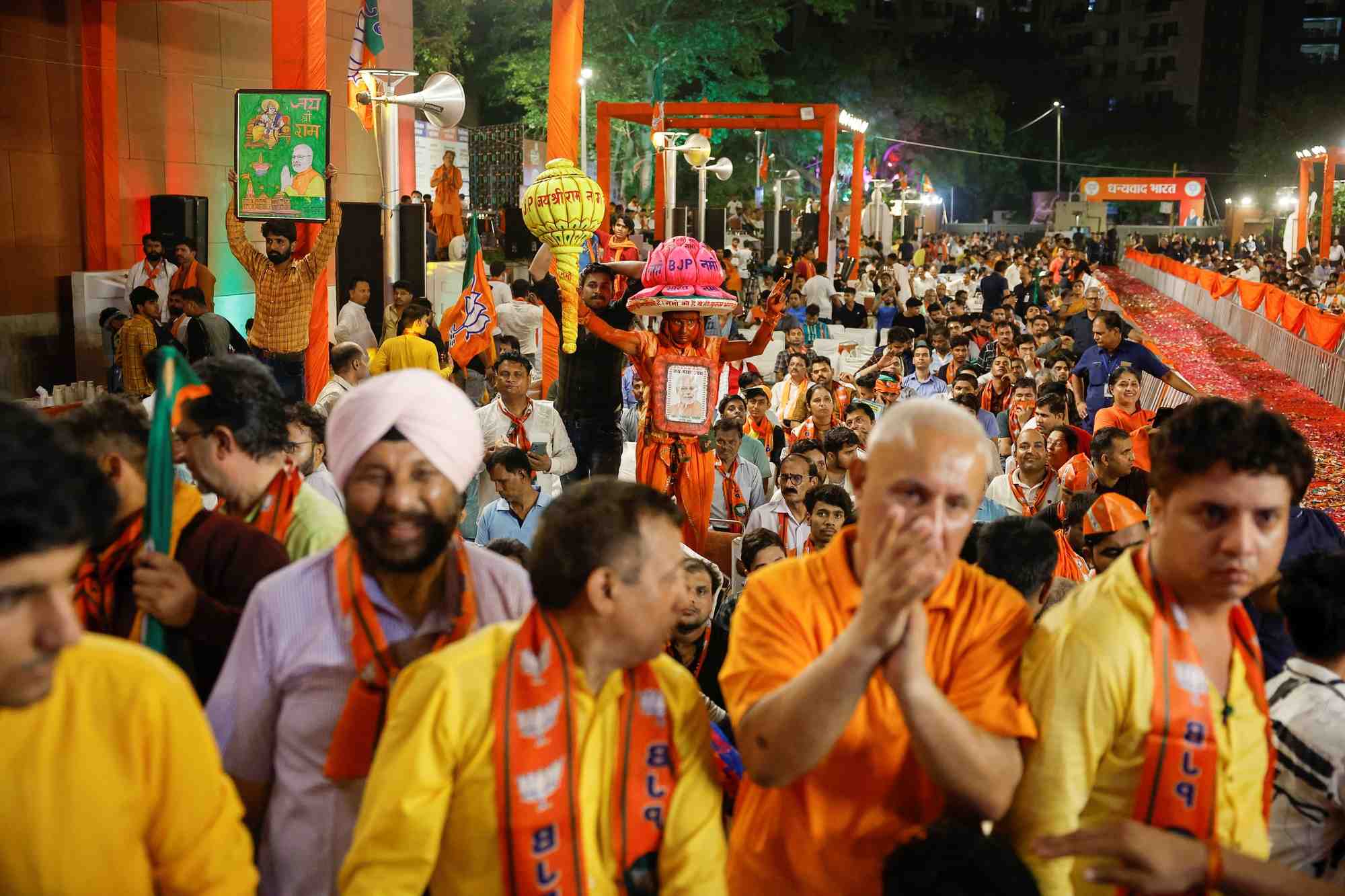Des partisans du premier ministre indien narendra modi se rassemblent au siege du bharatiya janata party (bjp) a new delhi