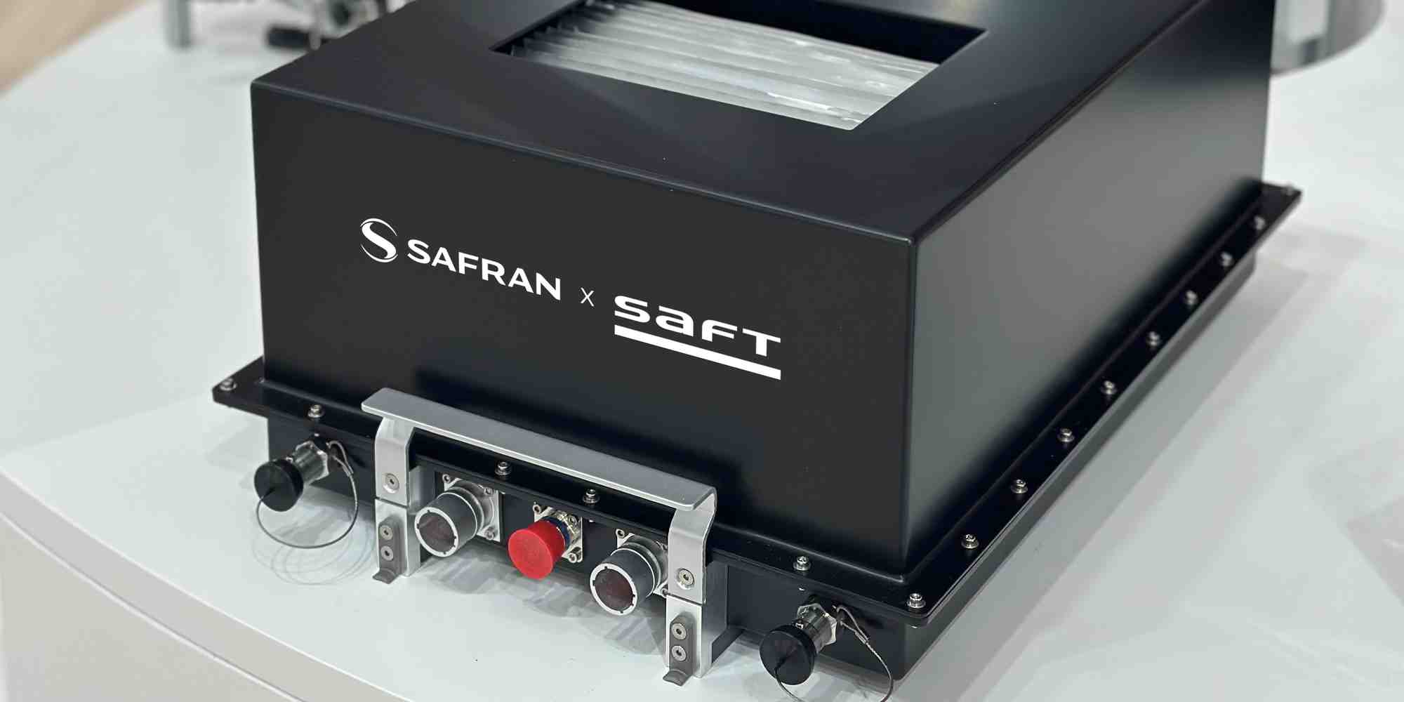 Safran et Saft veulent faire voler avant 2030 une batterie pour l'aviation décarbonée.