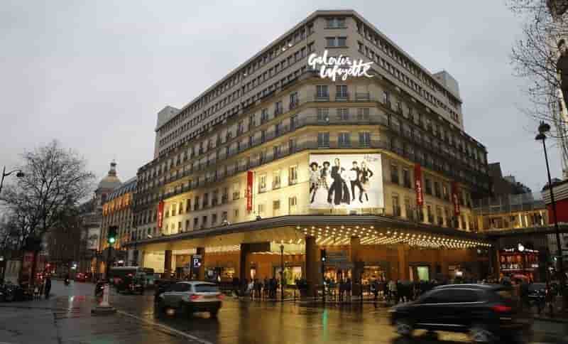 Les galeries lafayette penalisees a paris par la baisse du tourisme