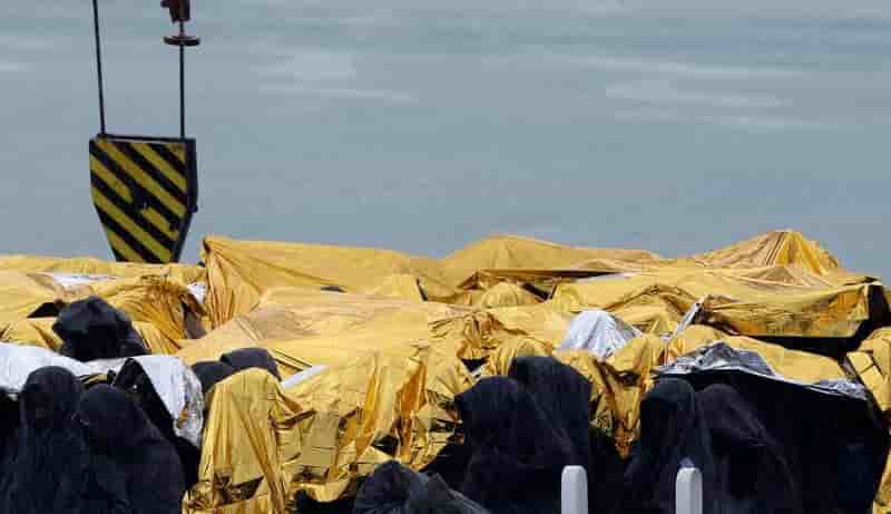 Huit cents migrants secourus par les gardes-cotes italiens