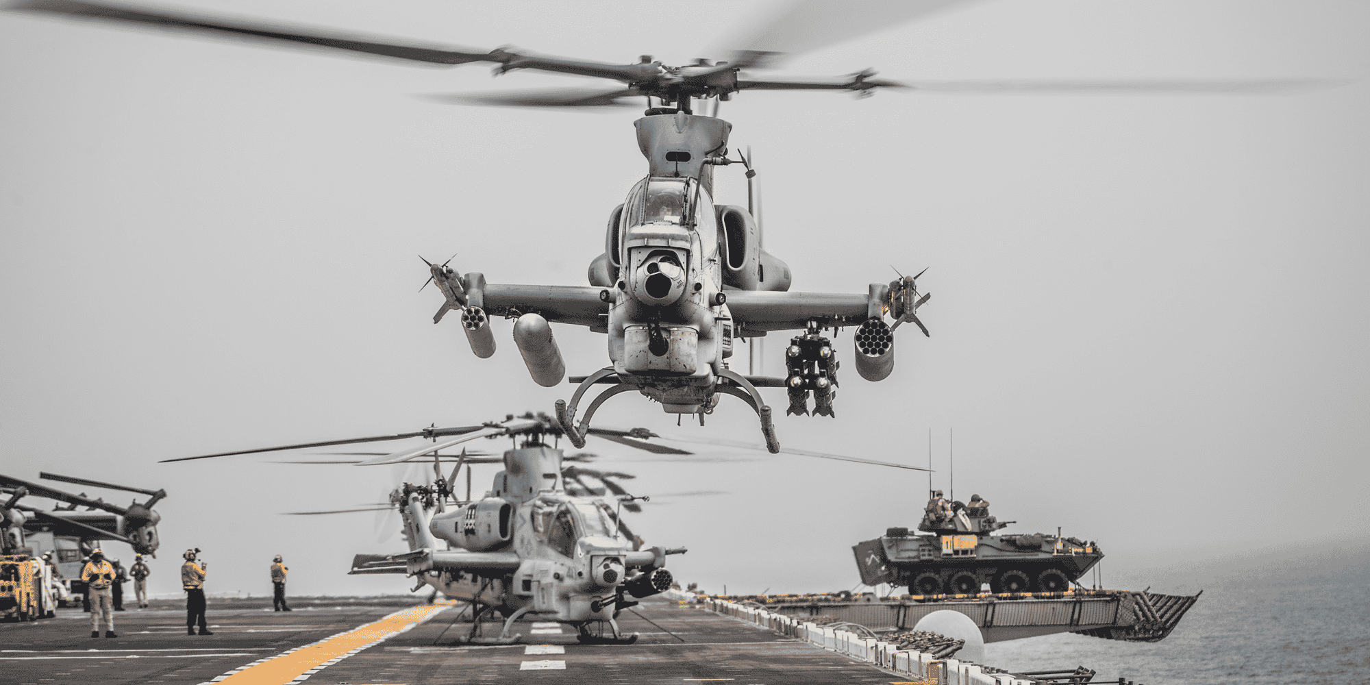 Les États-Unis ont lancé l'idée d'une coalition en juin, après des attaques contre plusieurs navires dans la région du Golfe imputées par les Etats-Unis à l'Iran qui a démenti. (Photo: un hélicoptère d'attaque Viper AH-1Z du Marine Medium Tiltrotor Squadron 163, la 11e Unité du corps expéditionnaire des Marines, décolle du pont de l'USS Boxer, dans le détroit Ormuz, au large d'Oman, sur cette photo publiée par la marine américaine le 12 août 2019.)