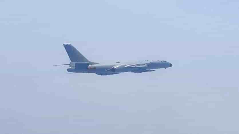Photo d'un avion photografie lors d'une deuxieme journee d'exercices autour de taiwan
