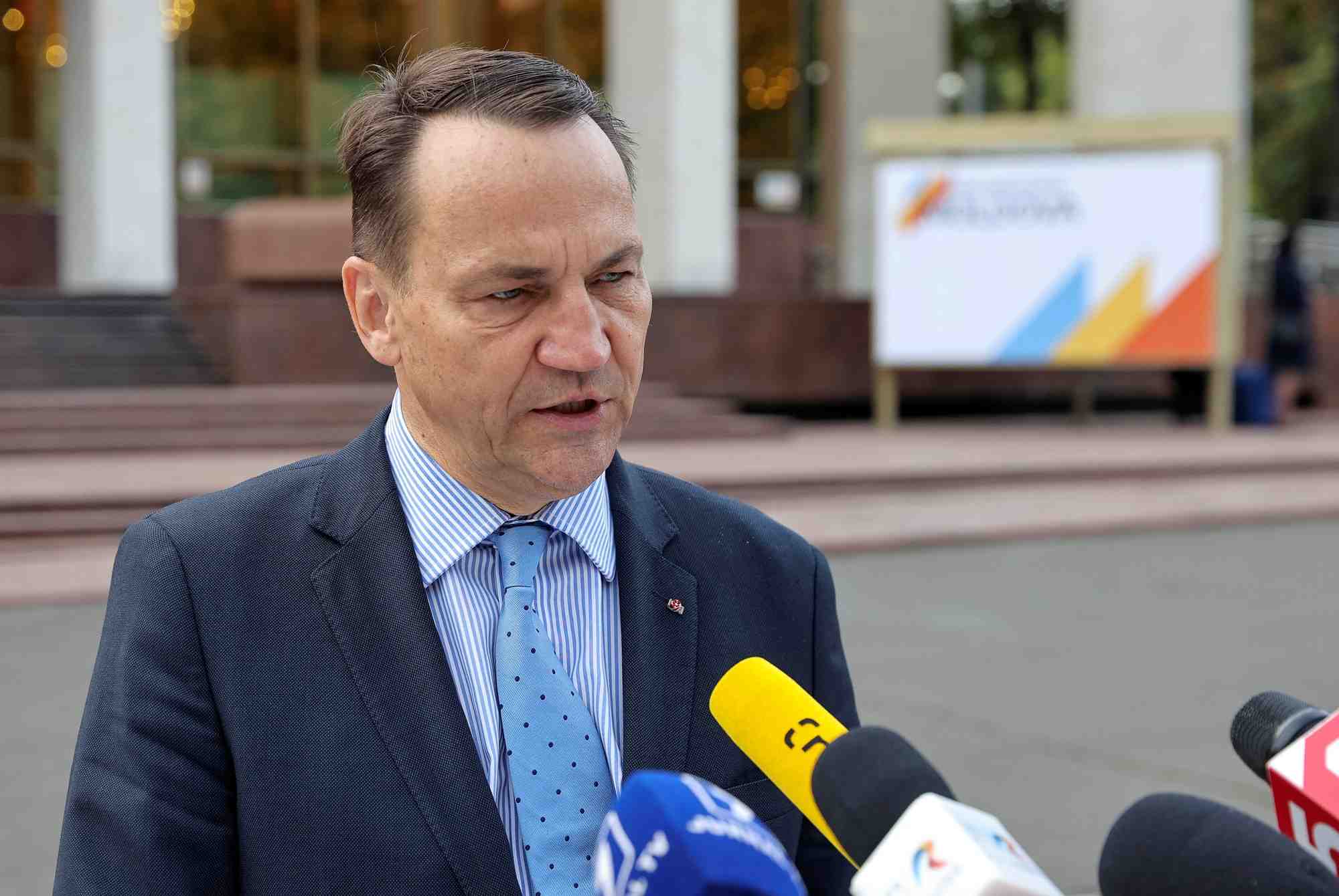 Le ministre des affaires etrangeres polonais, radoslaw sikorski, avant une conference ministerielle en moldavie
