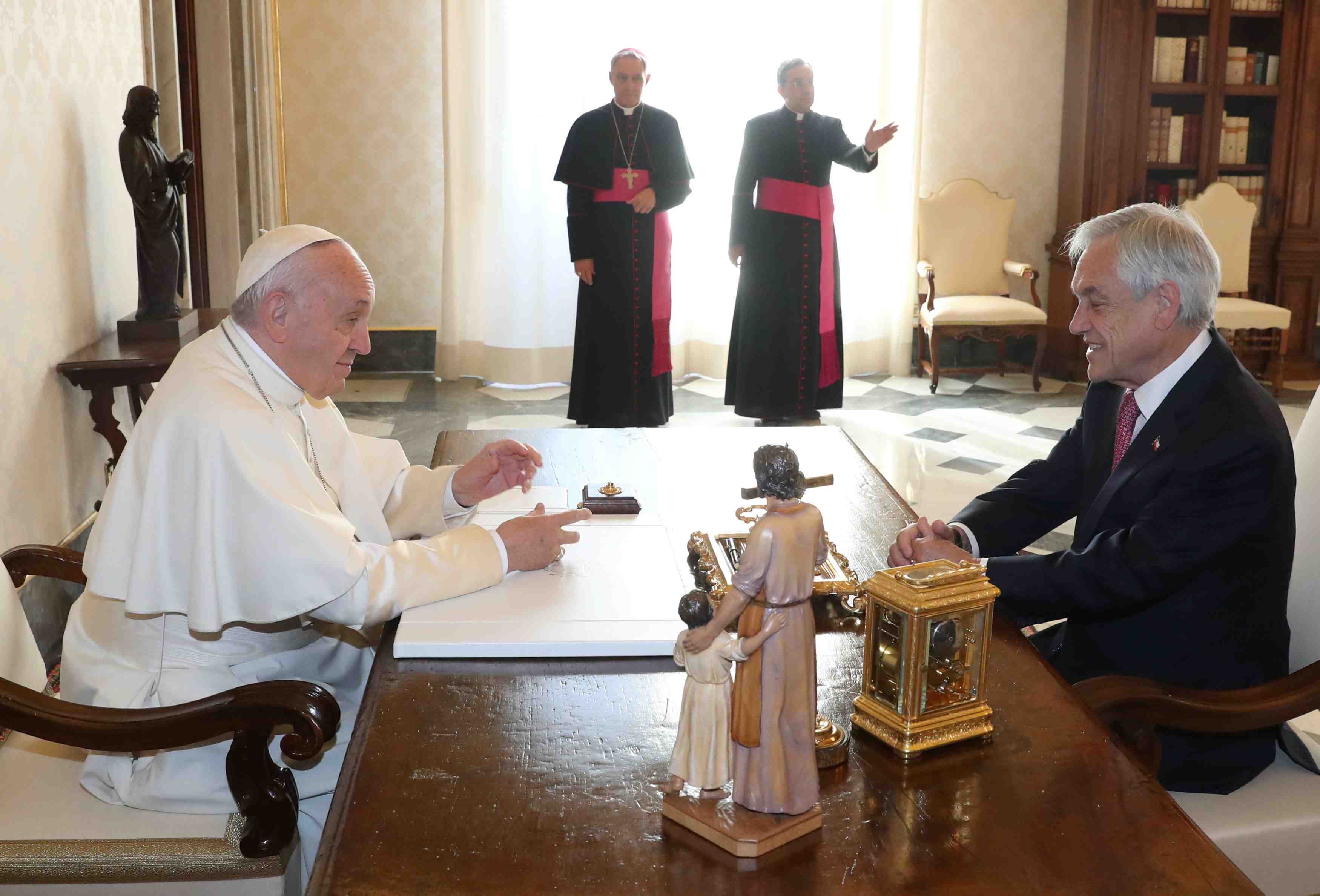 Le pape defroque deux eveques chiliens accuses d'abus sexuels