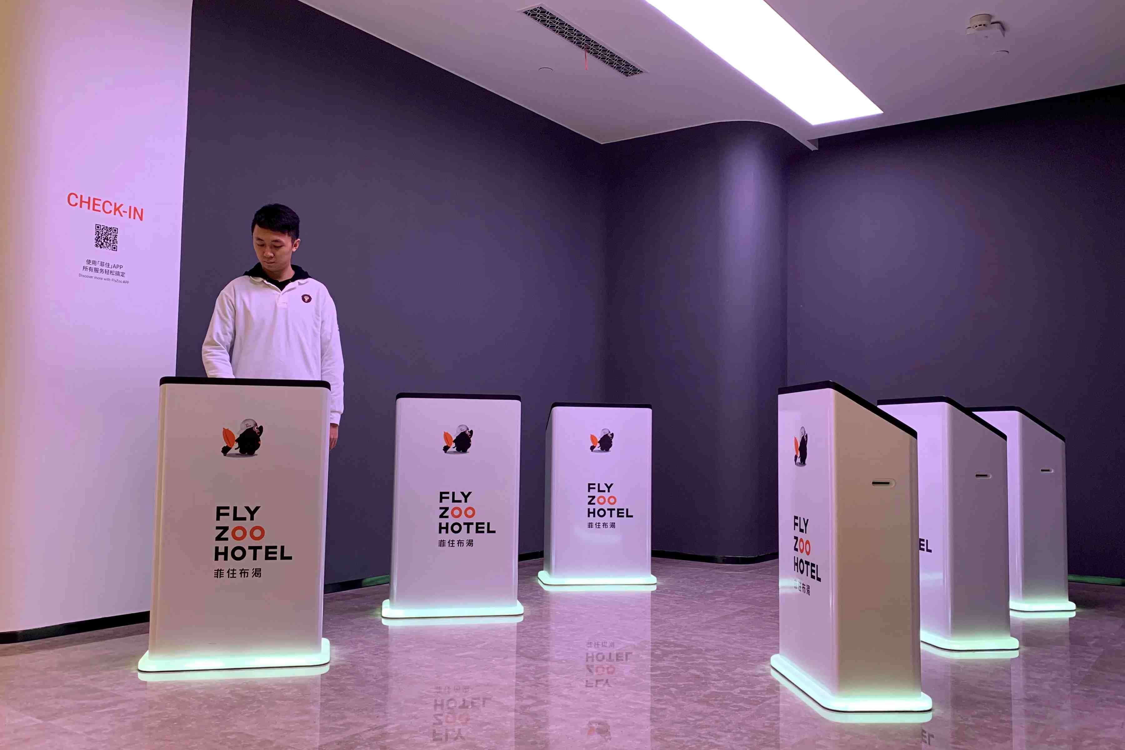 Dans l'hotel futuriste d'alibaba, le personnel est en supplement